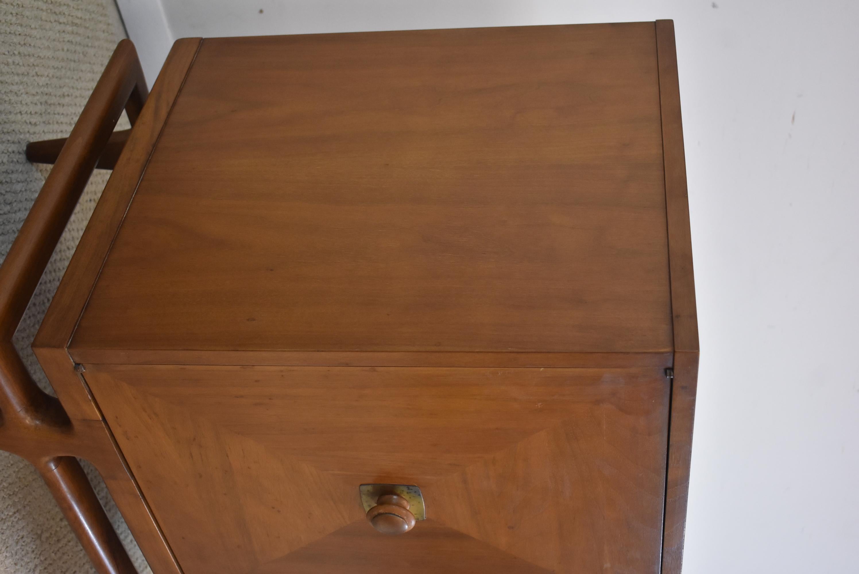 Henredon Walnut Two-Door Mid Century Liquor or Record Cabinet In Good Condition In Toledo, OH