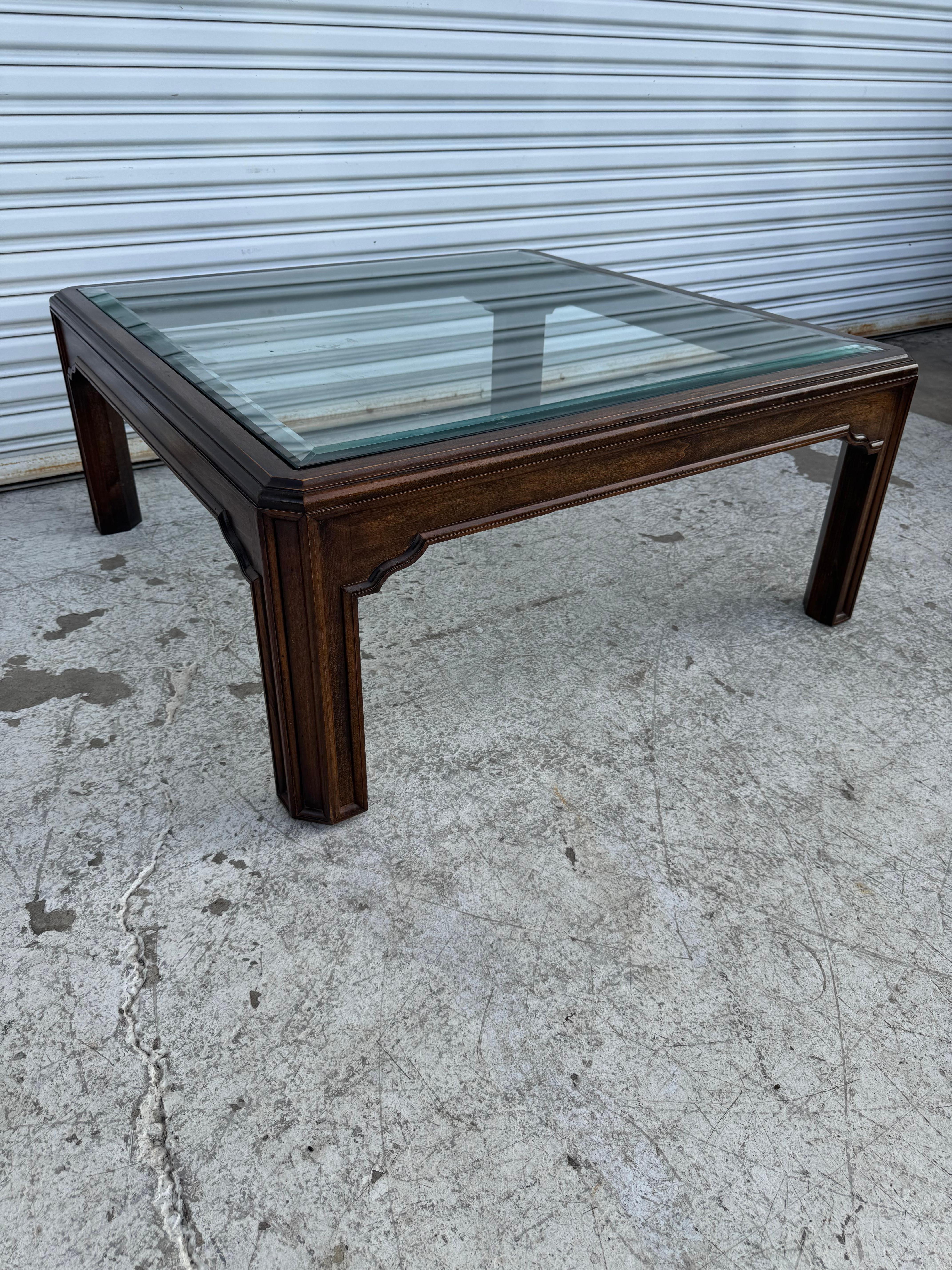 Cette table basse est fabriquée par Henredon/ Heritage furniture.
Il est fabriqué dans un beau noyer foncé et possède un plateau en verre biseauté.