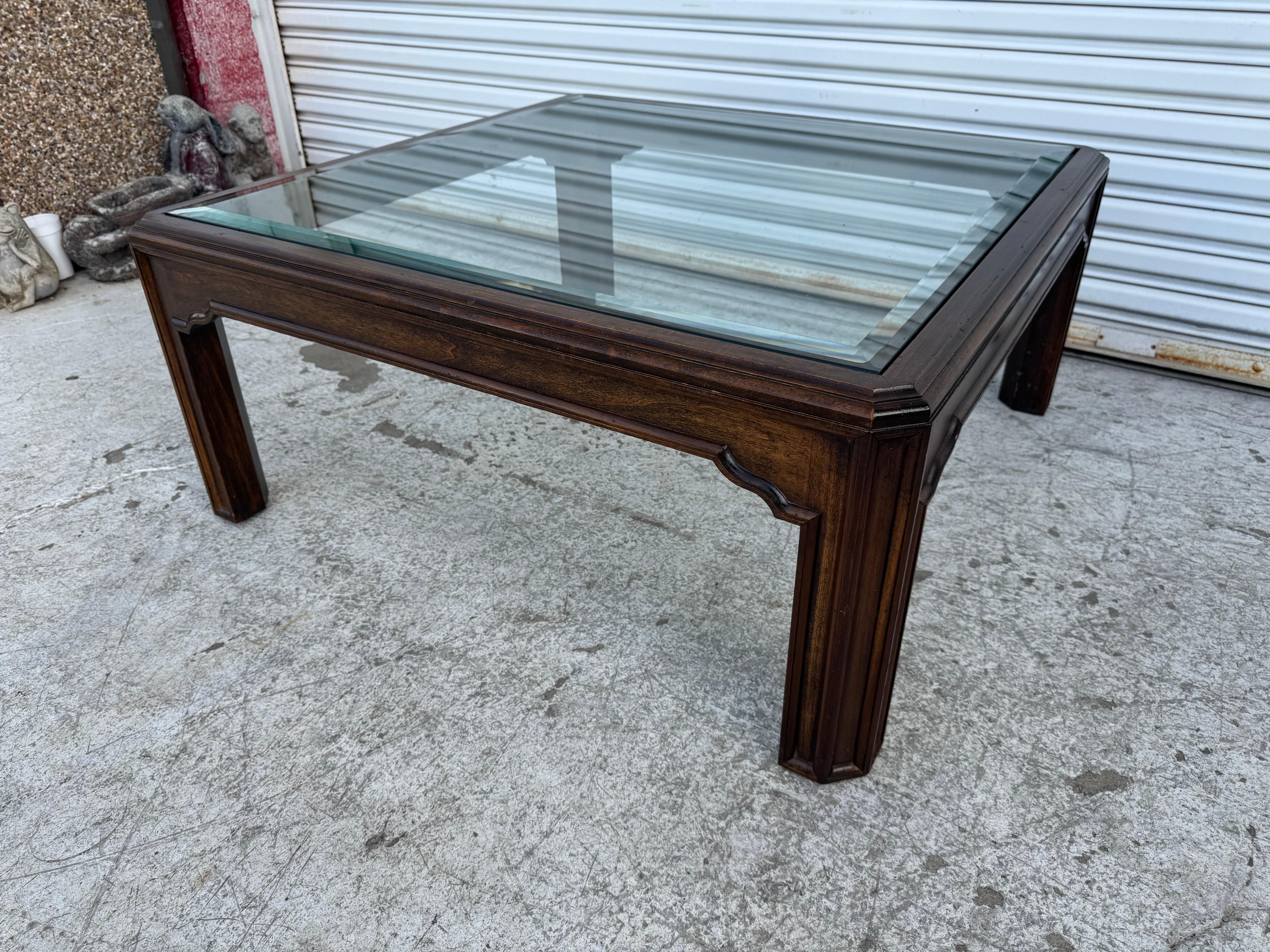 Hollywood Regency Table basse en noyer avec plateau en verre inséré Henredon en vente