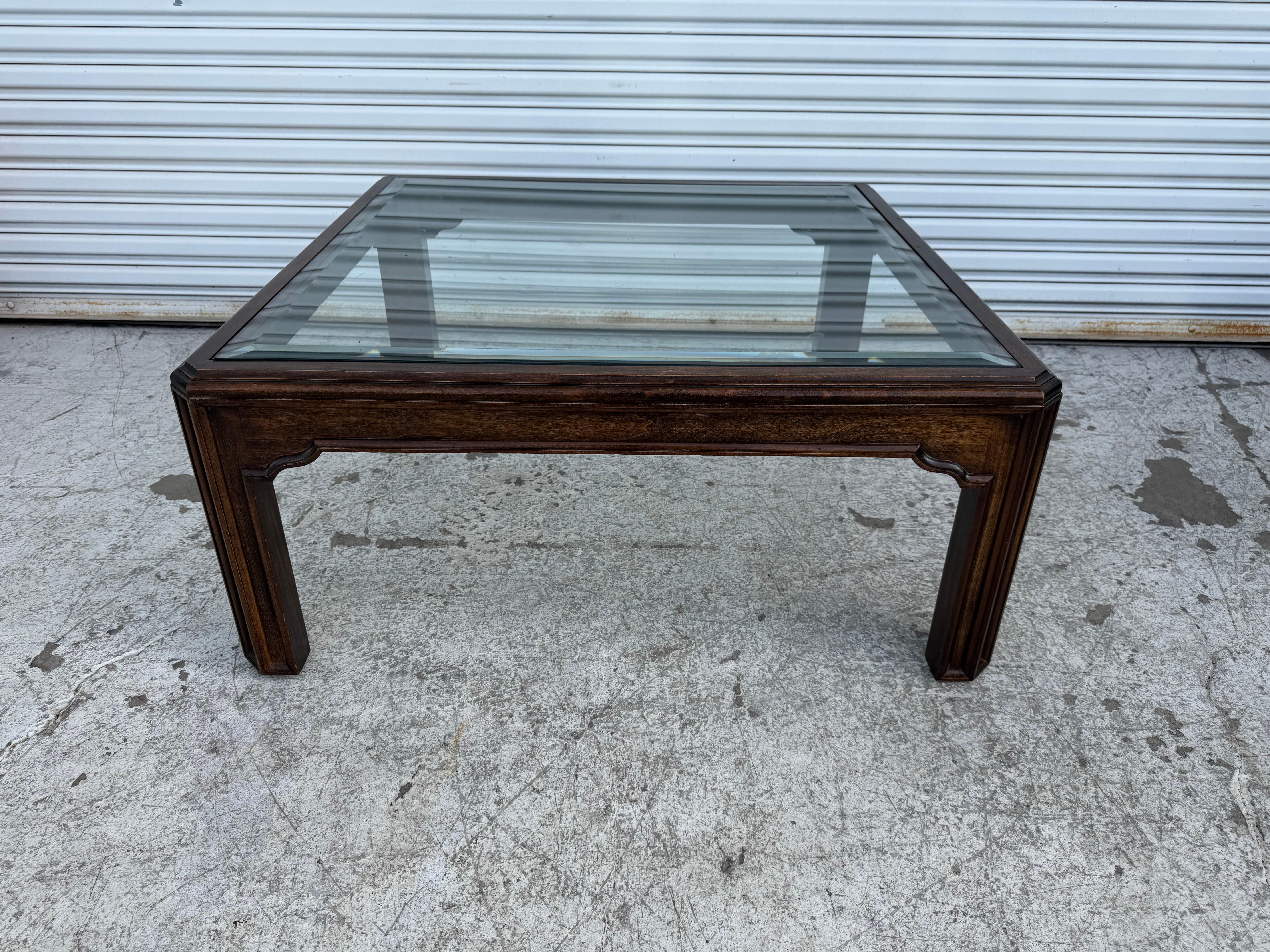 Table basse en noyer avec plateau en verre inséré Henredon Bon état - En vente à Pasadena, TX