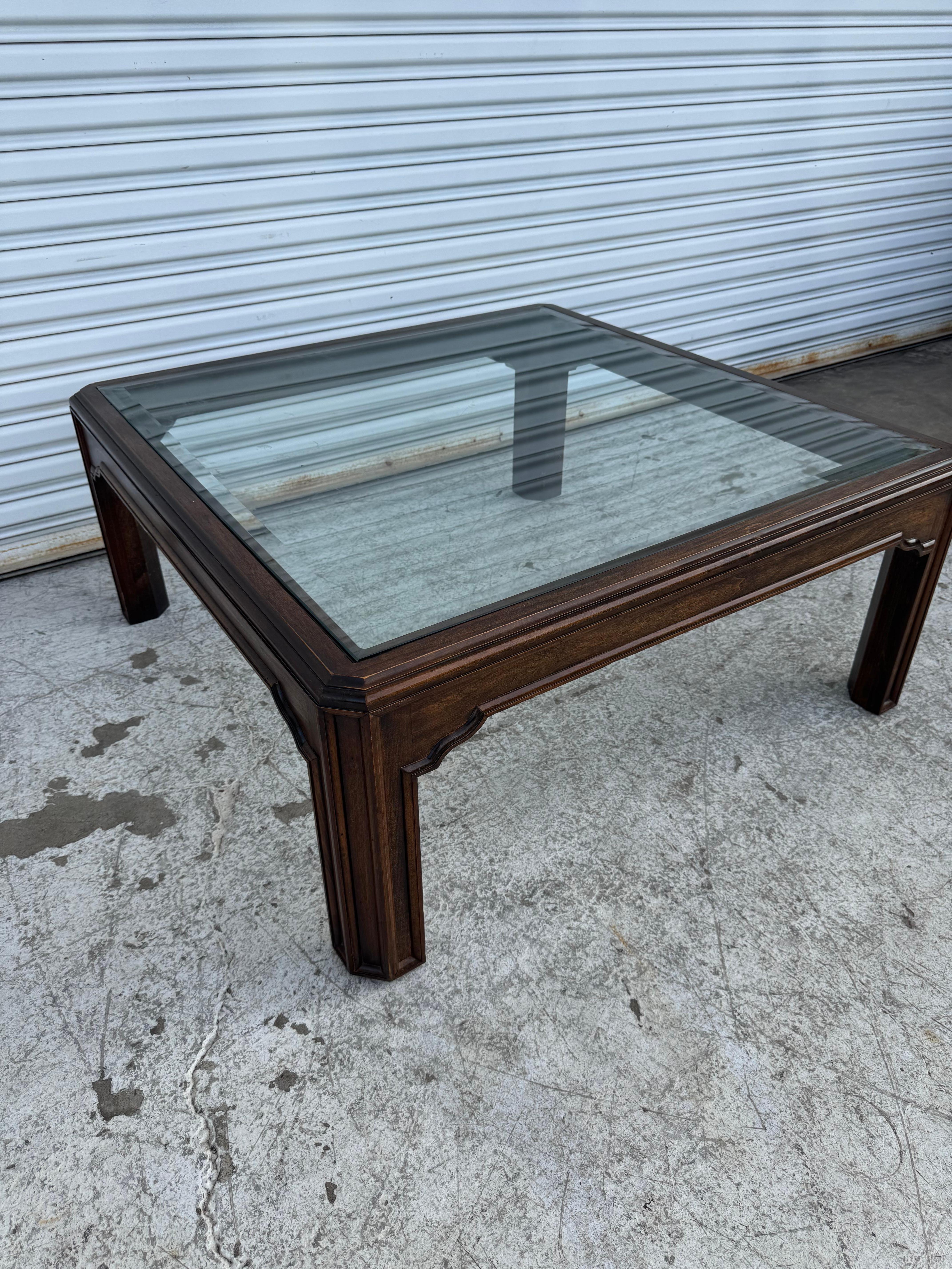 20ième siècle Table basse en noyer avec plateau en verre inséré Henredon en vente