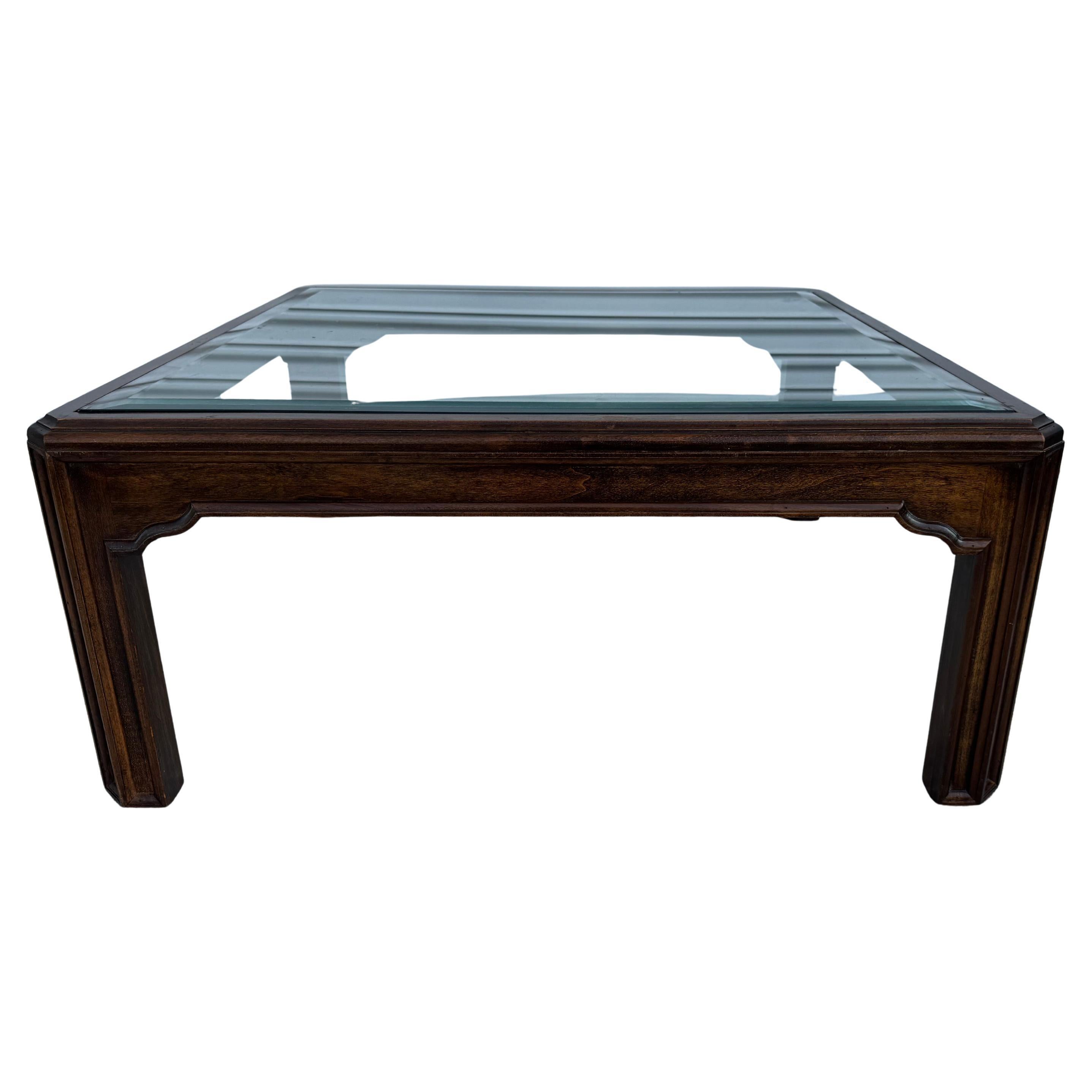 Table basse en noyer avec plateau en verre inséré Henredon