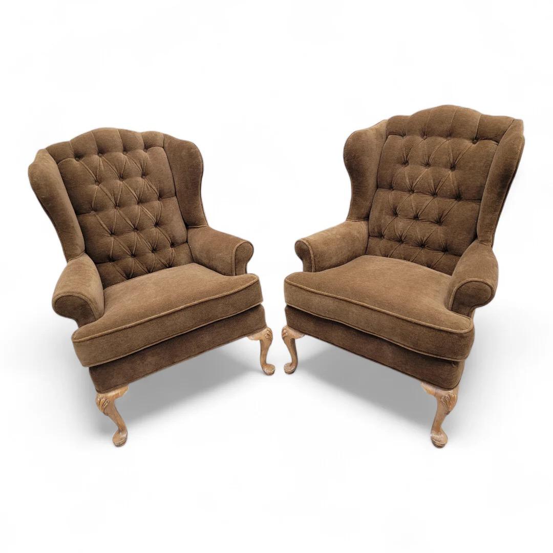 Chaises longues vintage Henredon à dossier touffeté nouvellement retapissées en Alpaga Mohair Camel foncé - Paire 

Cette paire de fauteuils de salon vintage Henredon présente un dossier magnifiquement touffeté et a été récemment retapissé dans un