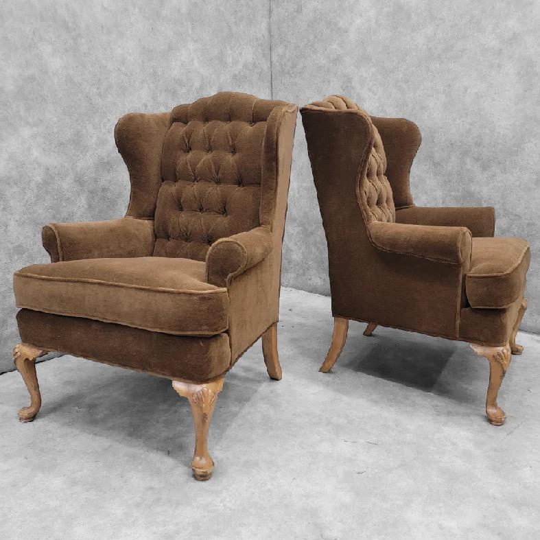 Classique américain Paire de chaises longues Wingback Henredon retapissées en mohair d'alpaga camel foncé en vente