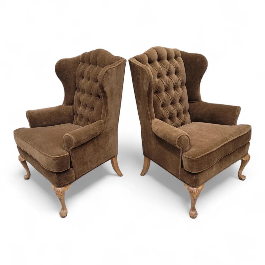 20ième siècle Paire de chaises longues Wingback Henredon retapissées en mohair d'alpaga camel foncé en vente