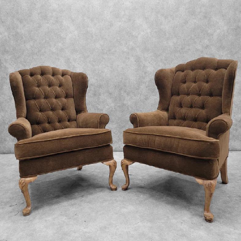 Mohair Paire de chaises longues Wingback Henredon retapissées en mohair d'alpaga camel foncé en vente