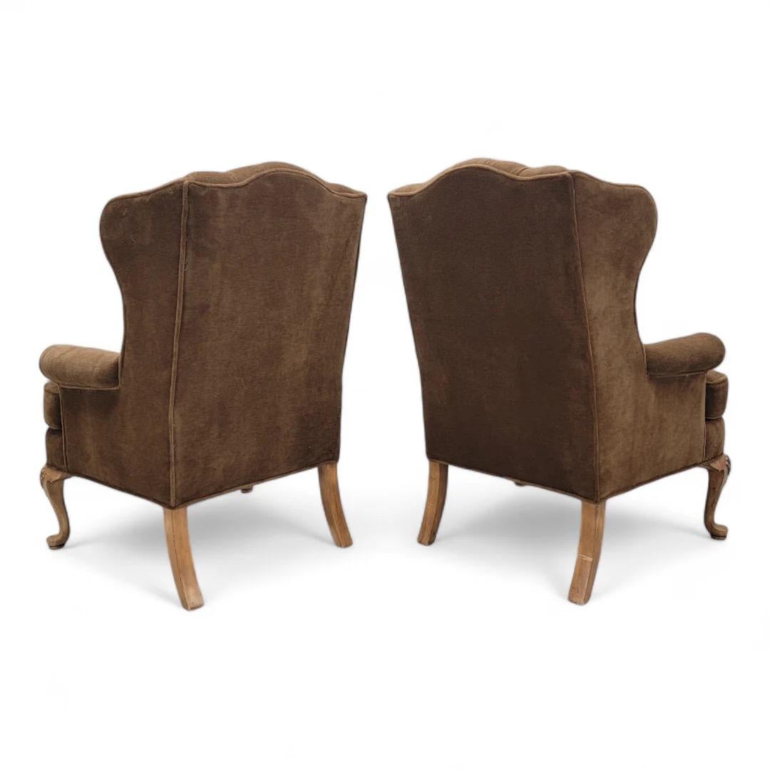 Paire de chaises longues Wingback Henredon retapissées en mohair d'alpaga camel foncé en vente 1