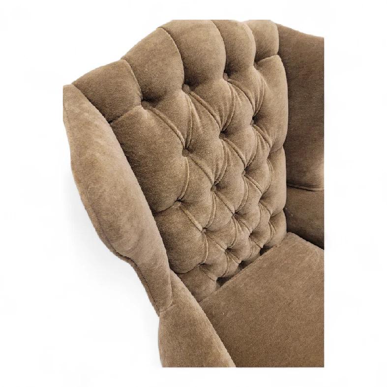 Paire de chaises longues Wingback Henredon retapissées en mohair d'alpaga camel foncé en vente 2