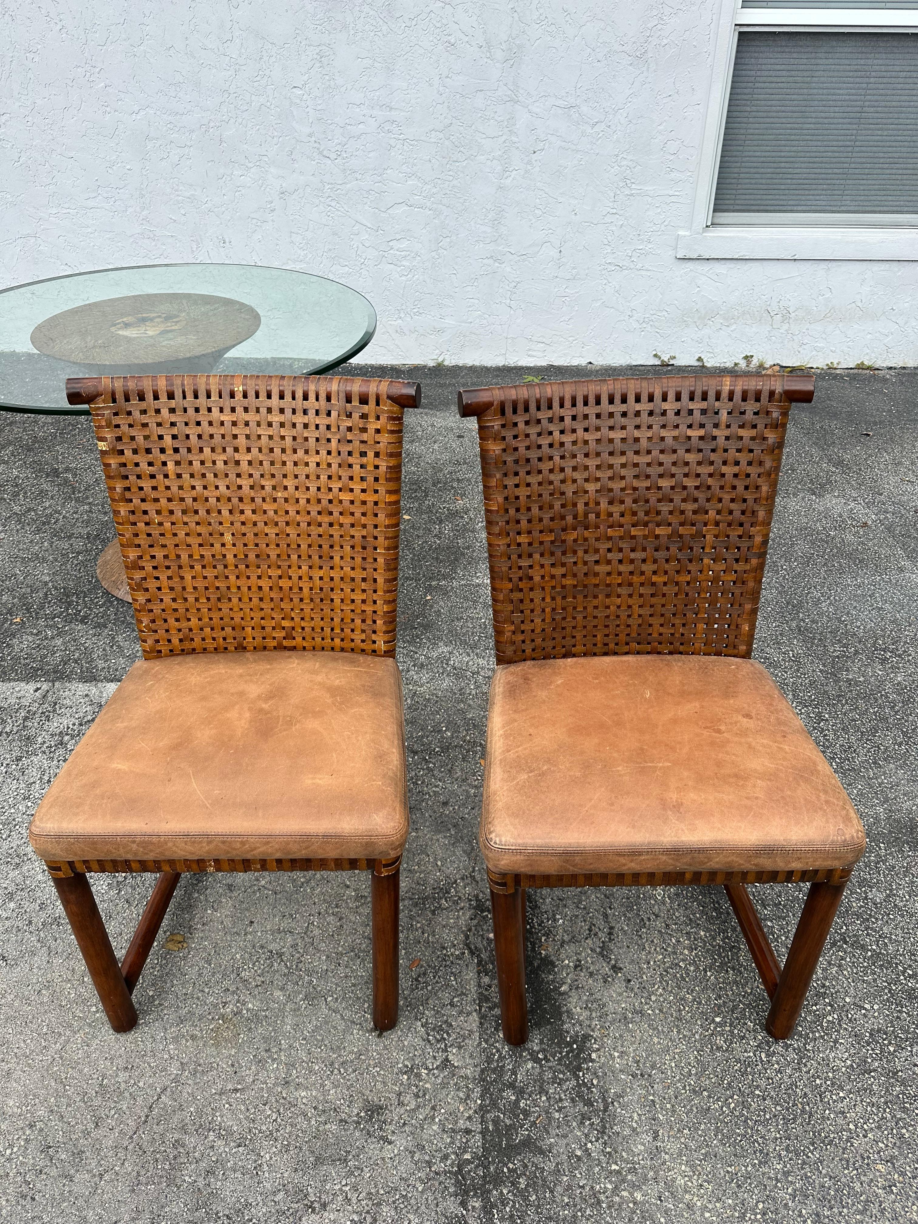 Chaises de salle à manger Henredon avec sangles en cuir et table à piédestal en noix de coco, lot de 5 en vente 5