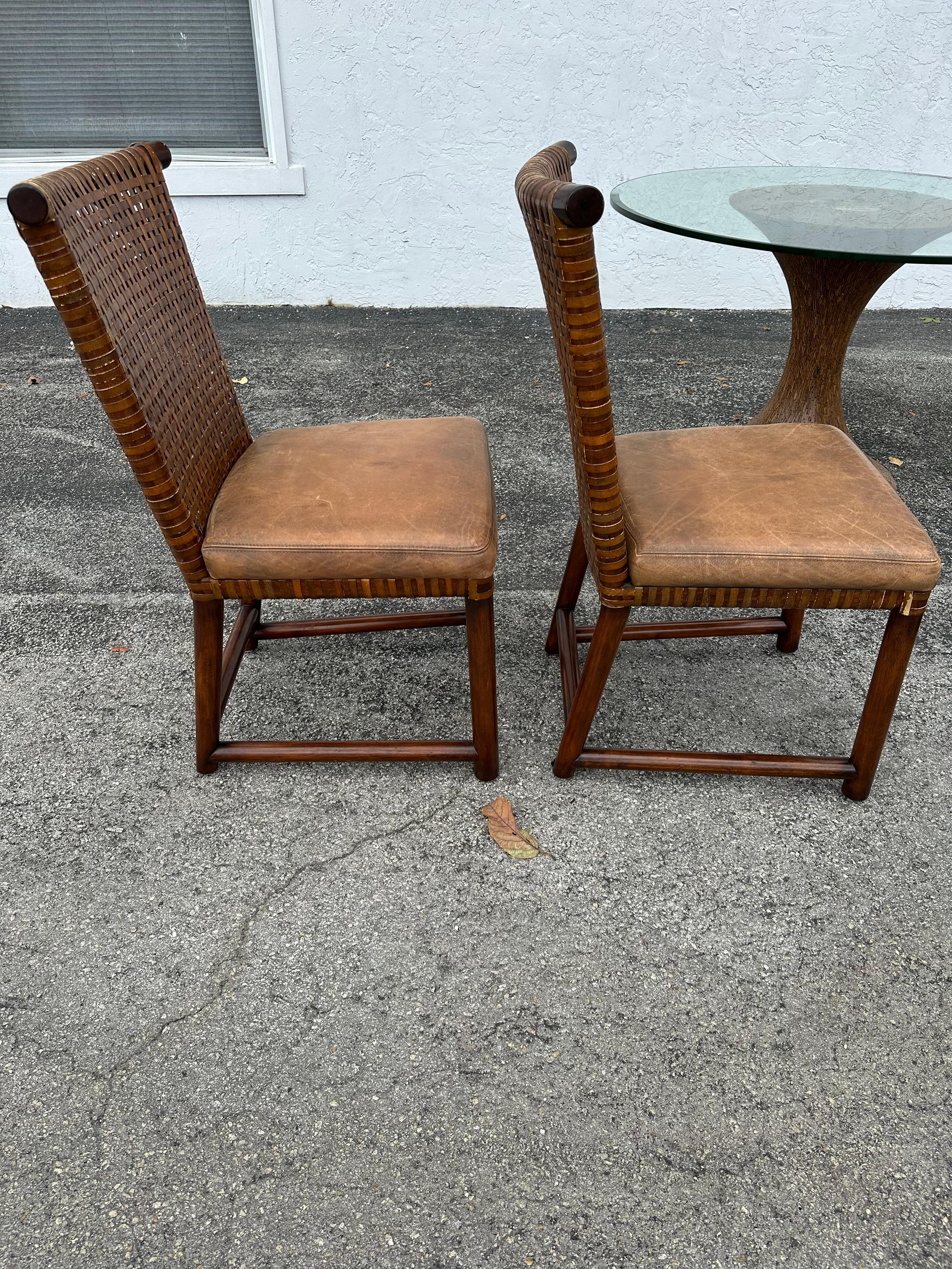 Chaises de salle à manger Henredon avec sangles en cuir et table à piédestal en noix de coco, lot de 5 en vente 7