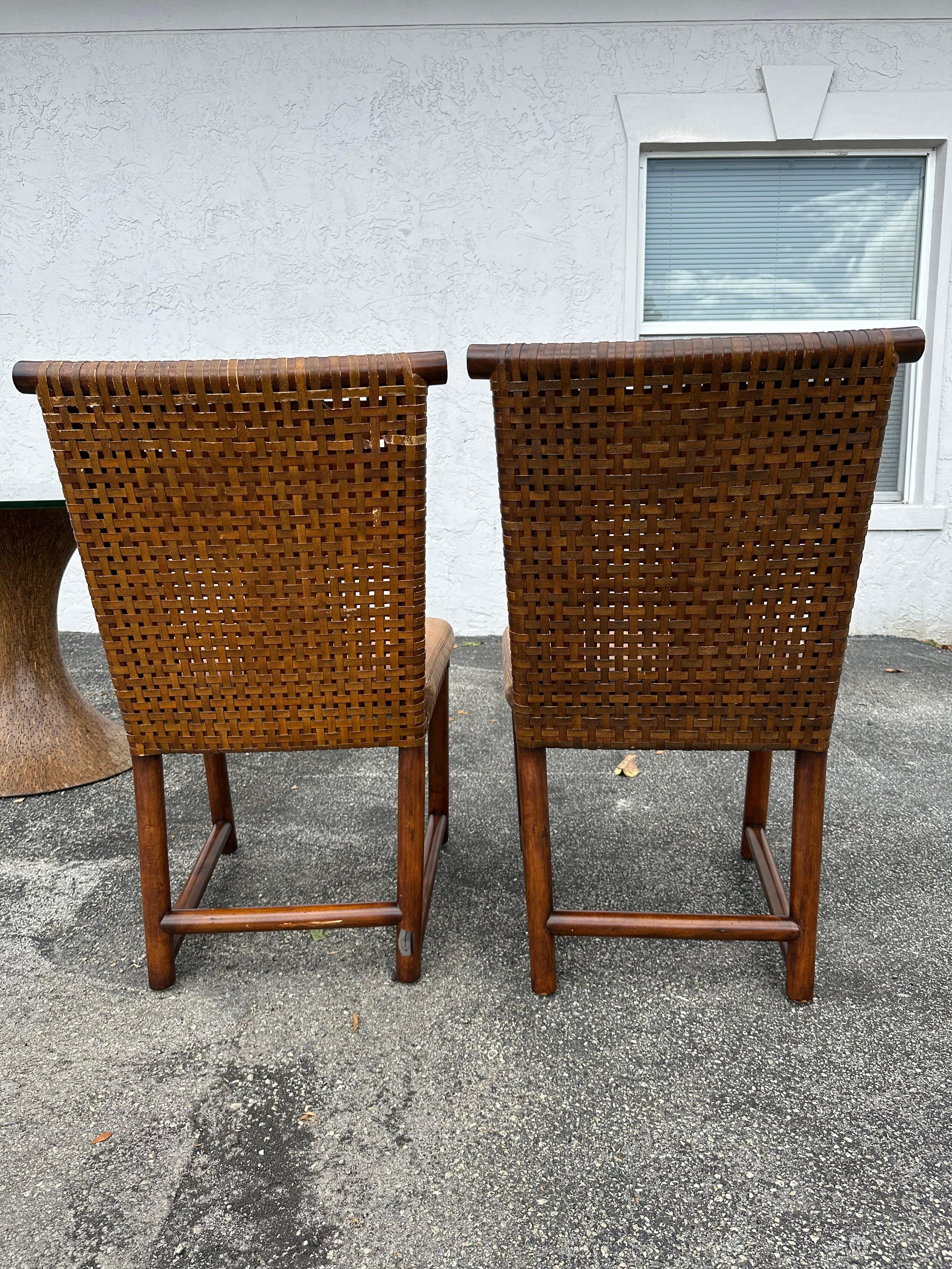 Chaises de salle à manger Henredon avec sangles en cuir et table à piédestal en noix de coco, lot de 5 en vente 9