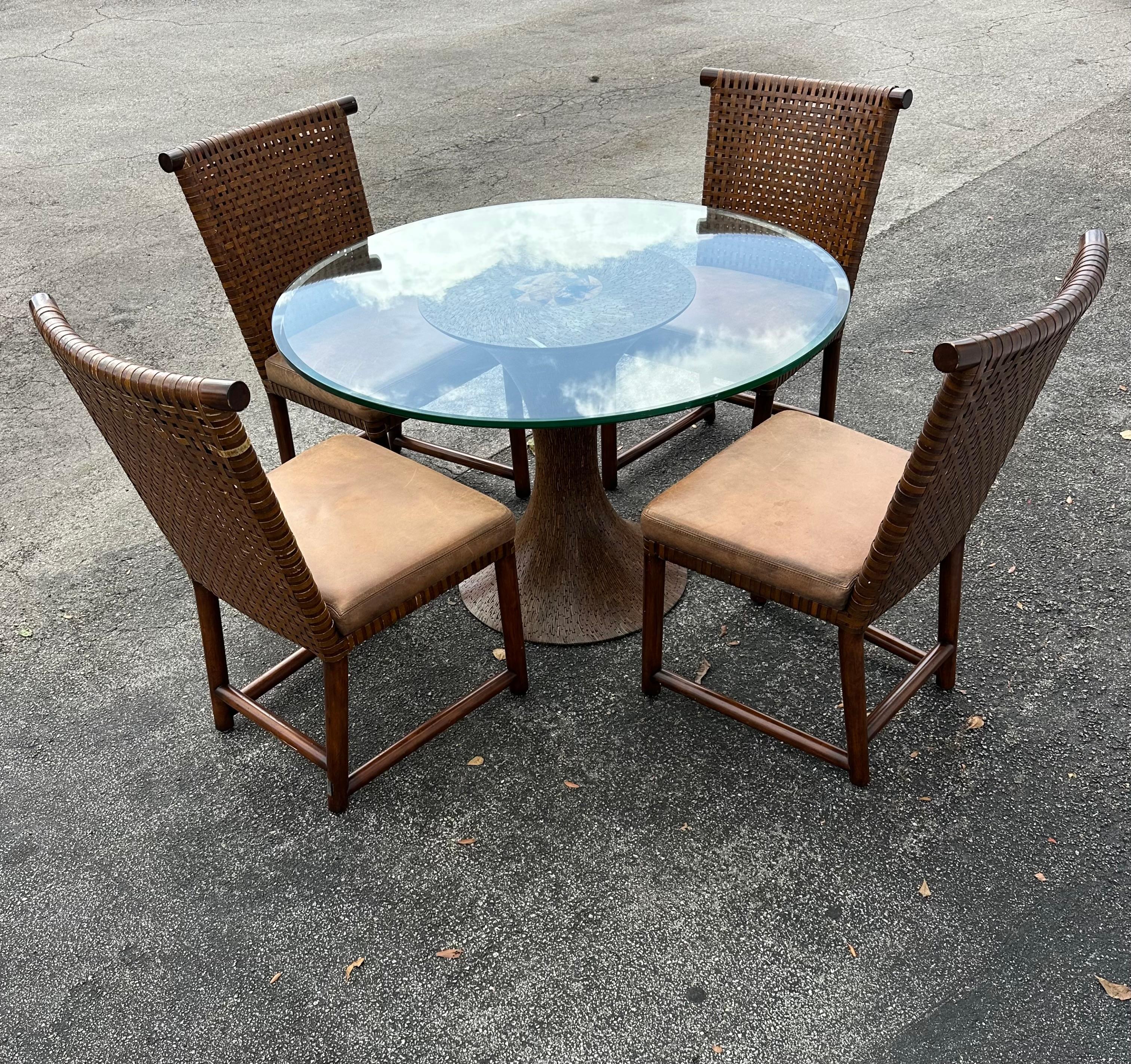 Chaises de salle à manger Henredon avec sangles en cuir et table à piédestal en noix de coco, lot de 5 Bon état - En vente à Fort Lauderdale, FL