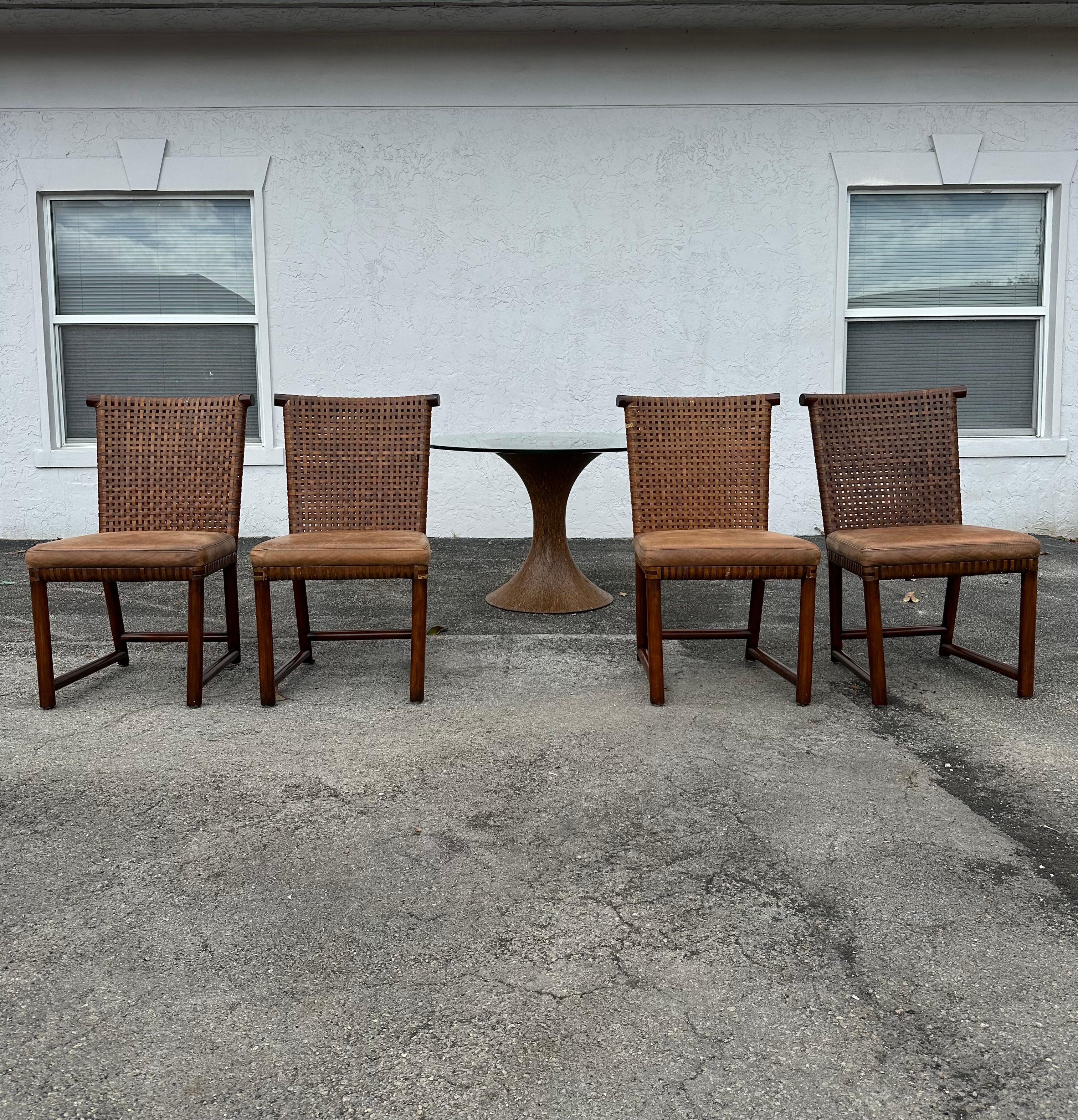 Fin du 20e siècle Chaises de salle à manger Henredon avec sangles en cuir et table à piédestal en noix de coco, lot de 5 en vente
