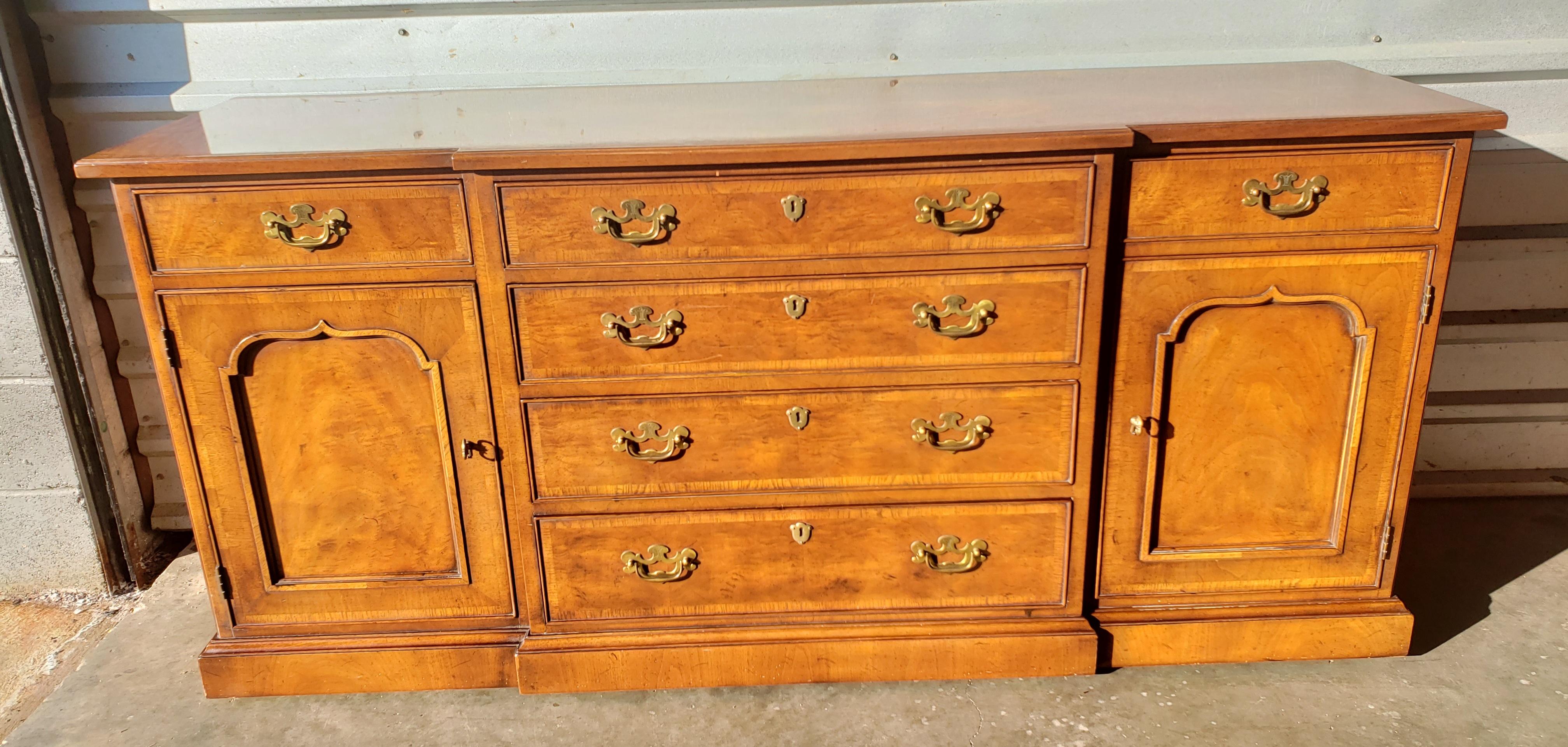 Henredon's 18th Century Portfolio Banded Burl Walnut Credenza Buffet For Sale 5