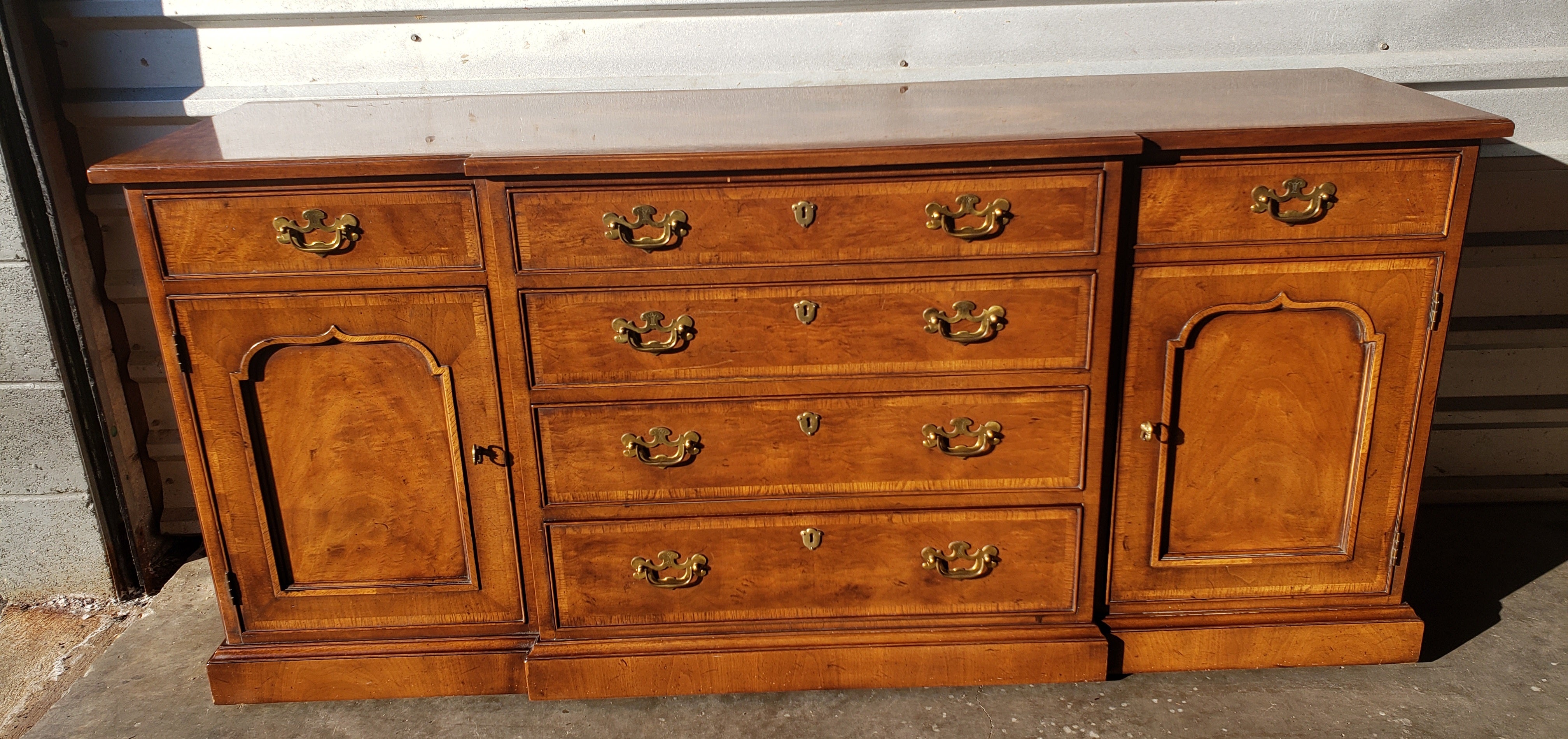 Henredon's 18th Century Portfolio Banded Burl Walnut Credenza Buffet In Good Condition For Sale In Germantown, MD