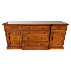 Buffet Credenza in radica di noce a bande di Henredon del XVIII secolo