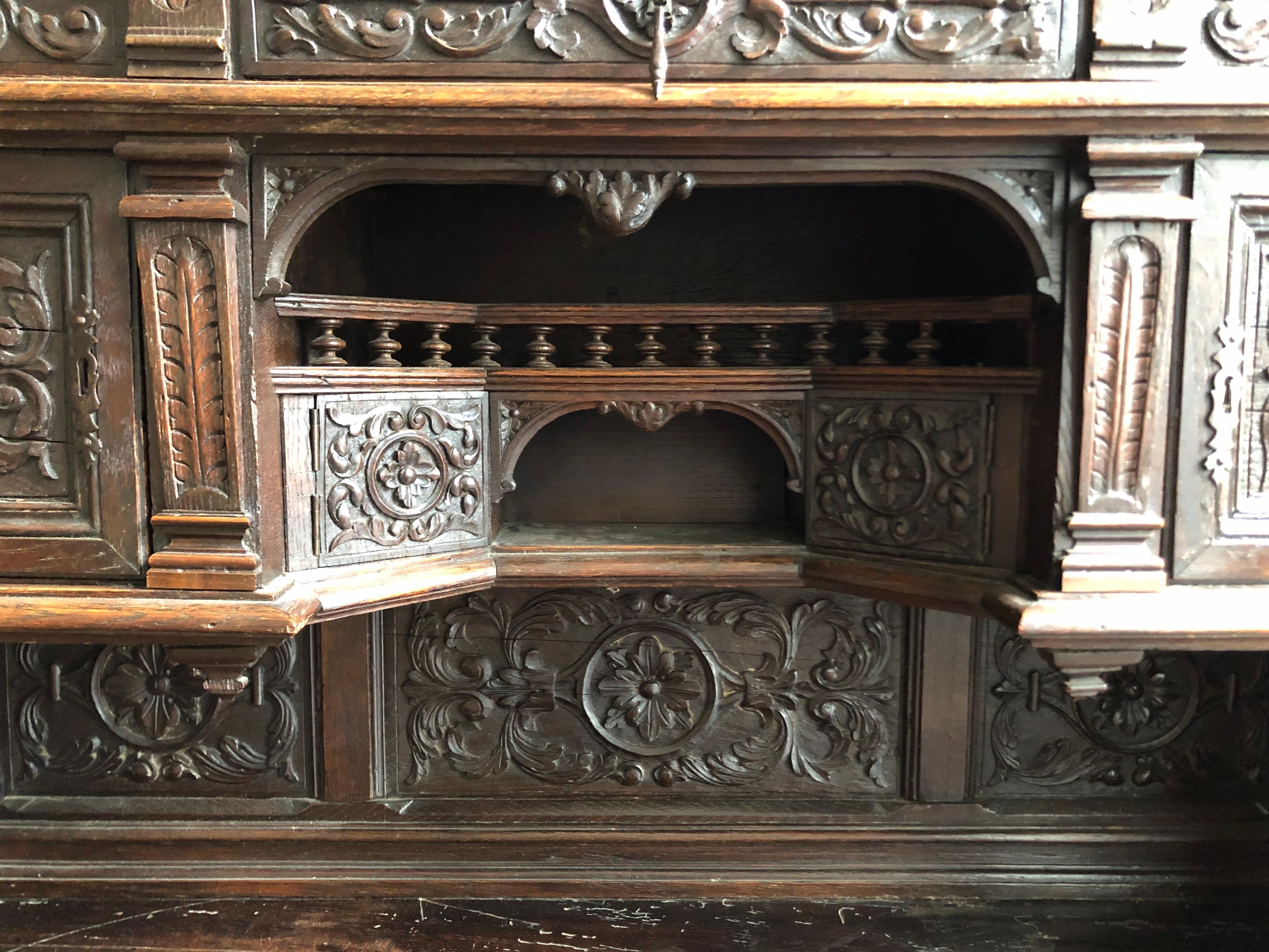 Henri 2 Cabinet o Secretaire in stile rinascimentale in Oak scolpito, XIX secolo in vendita 1