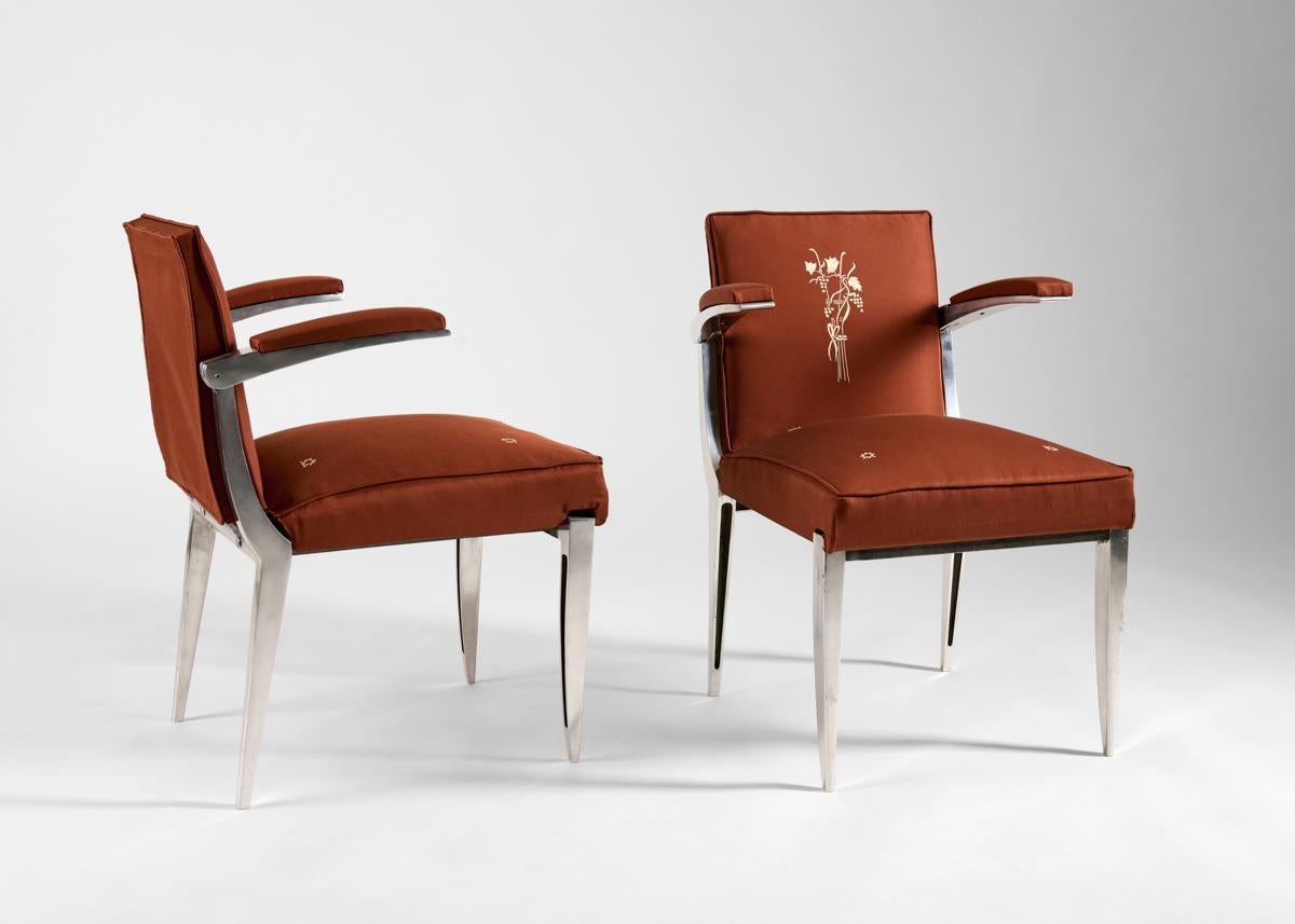 Diese Stühle, die sich durch ihre Form, ihre freitragenden Armlehnen und das für ihre Ausführung verwendete Material - Aluminiumguss - auszeichnen, wurden von Henri-Albert Kahn entworfen. Es sind nur sehr wenige bekannt, die überlebt haben. Die