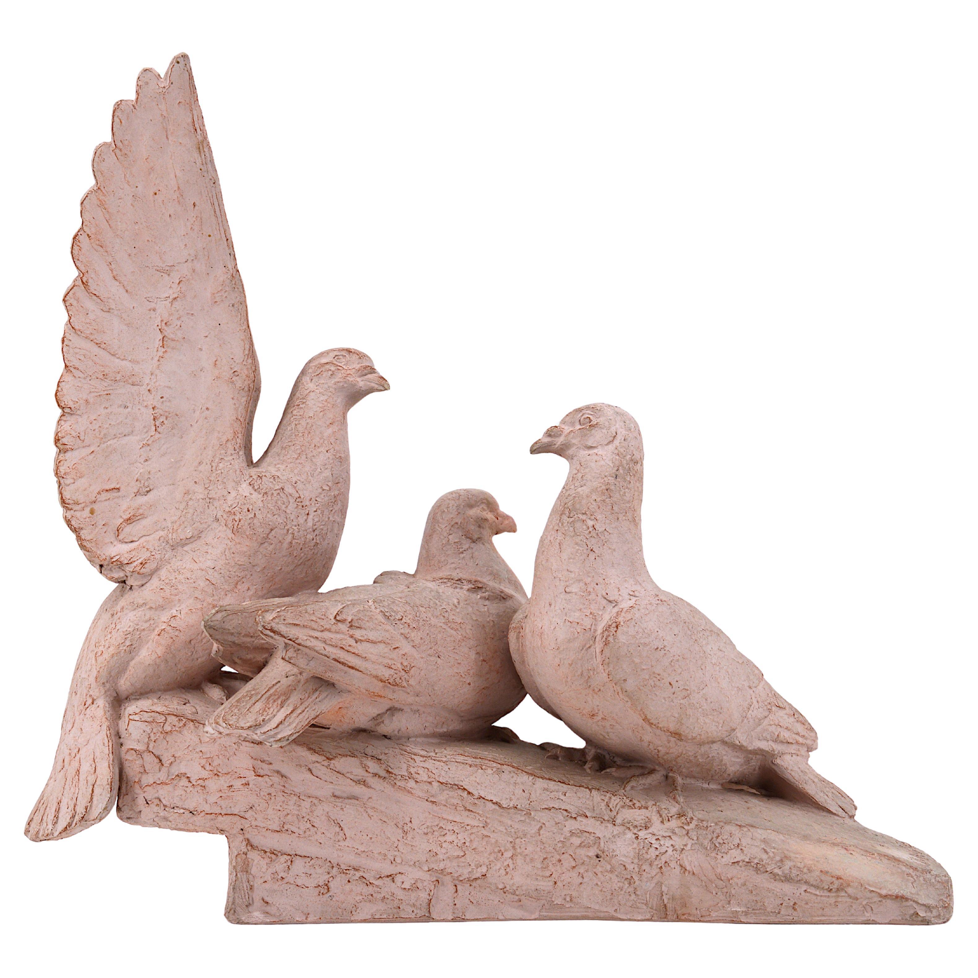 Escultura francesa de terracota Art Decó de Henri Bargas, Francia, ca.1920. Las tres palomas. Medidas: anchura 45 cm (17,7
