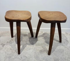 Henri Bataille, par de taburetes de madera, asiento de forma libre, hacia 1960, Francia.
