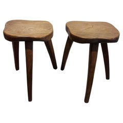 Henri Bataille, par de taburetes de madera, asiento de forma libre, hacia 1960, Francia.