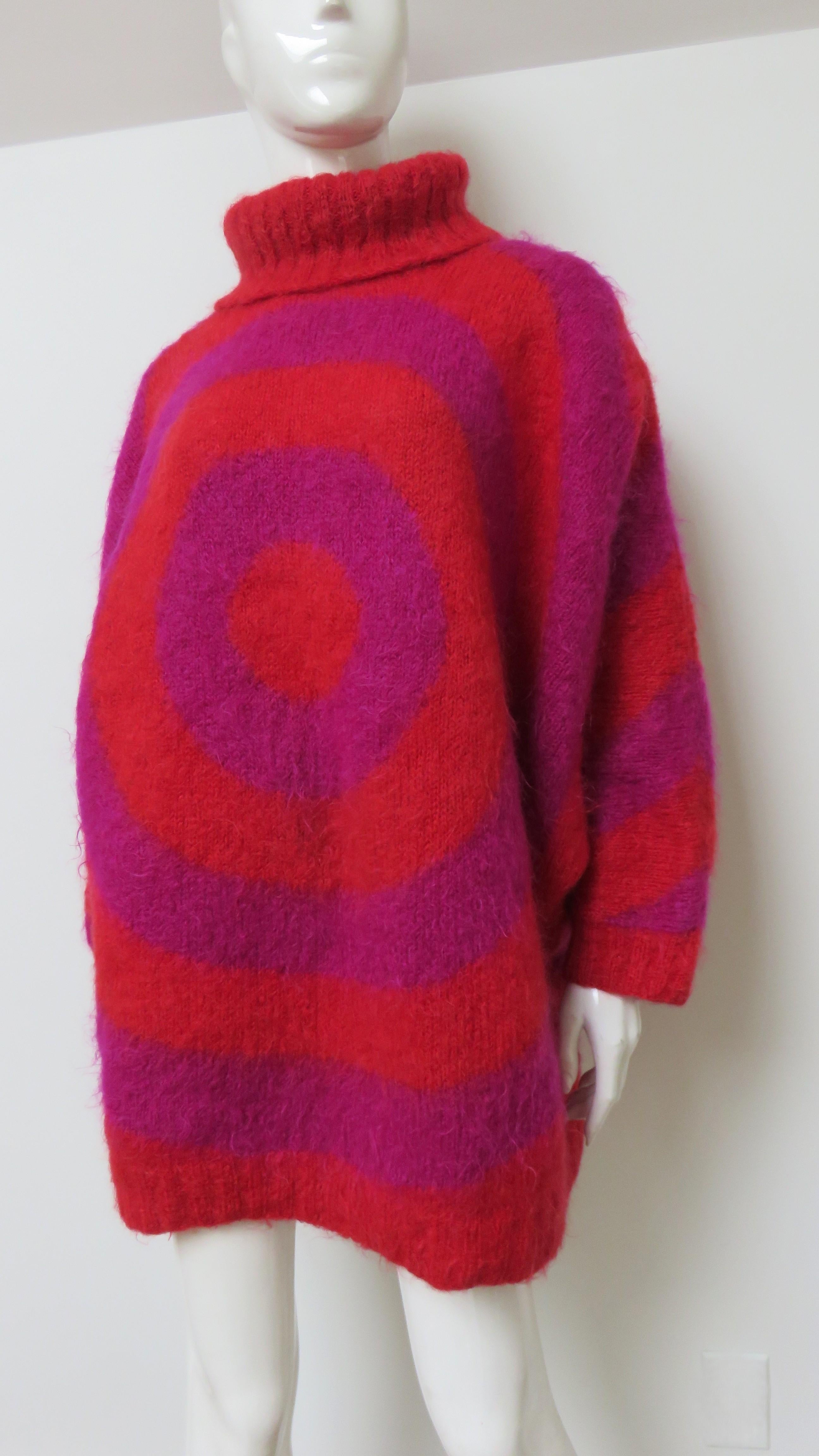 Henri Bendel Suéter de angora Op Art de manga dolman y cuello alto sobredimensionado Años 80 en Bueno estado para la venta en Water Mill, NY