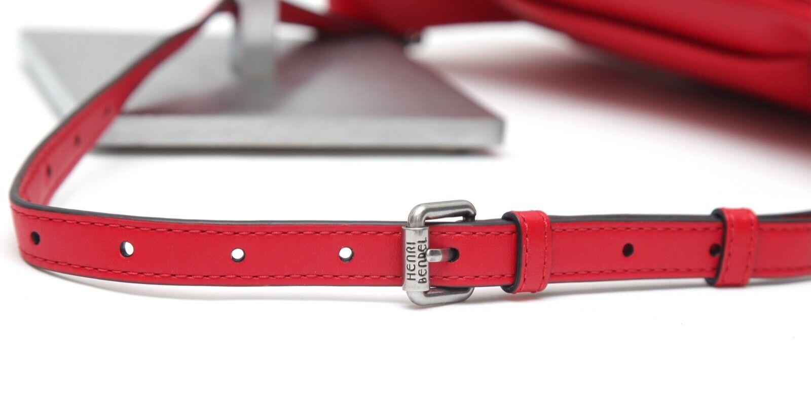 HENRI BENDEL, sac ceinture en cuir rouge matelassé et accessoires en métal argenté, neuf en vente 2