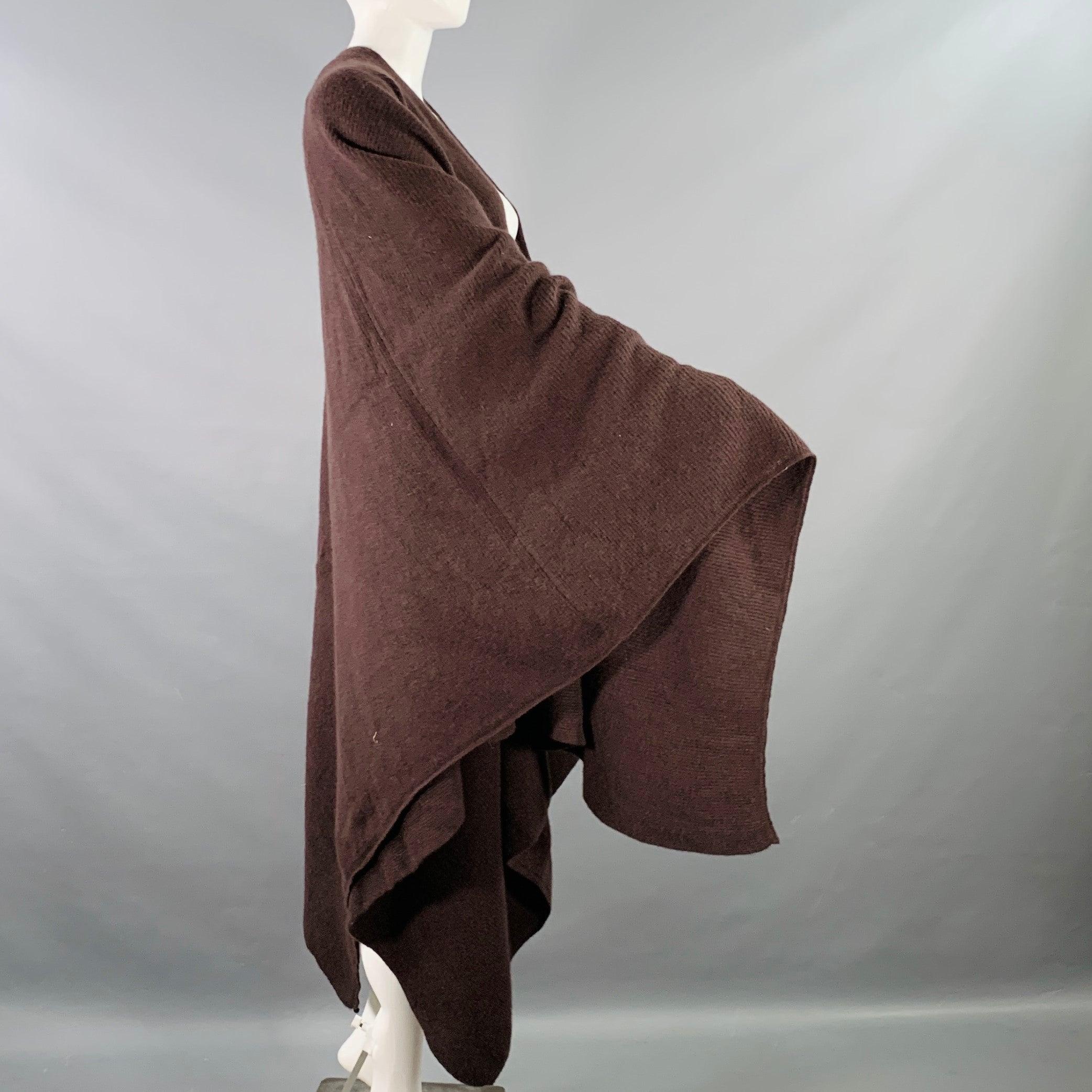 Châle HENRY BENDEL
en laine mérinos angora brune, tricotée en lapin, avec des côtes sur tout le pourtour. Fabriqué en Italie. Excellent état. 

Marqué :   taille non marquée (OS) 

Mesures : 
  94 x 41 pouces 
  
  
 
Référence Sui Generis :