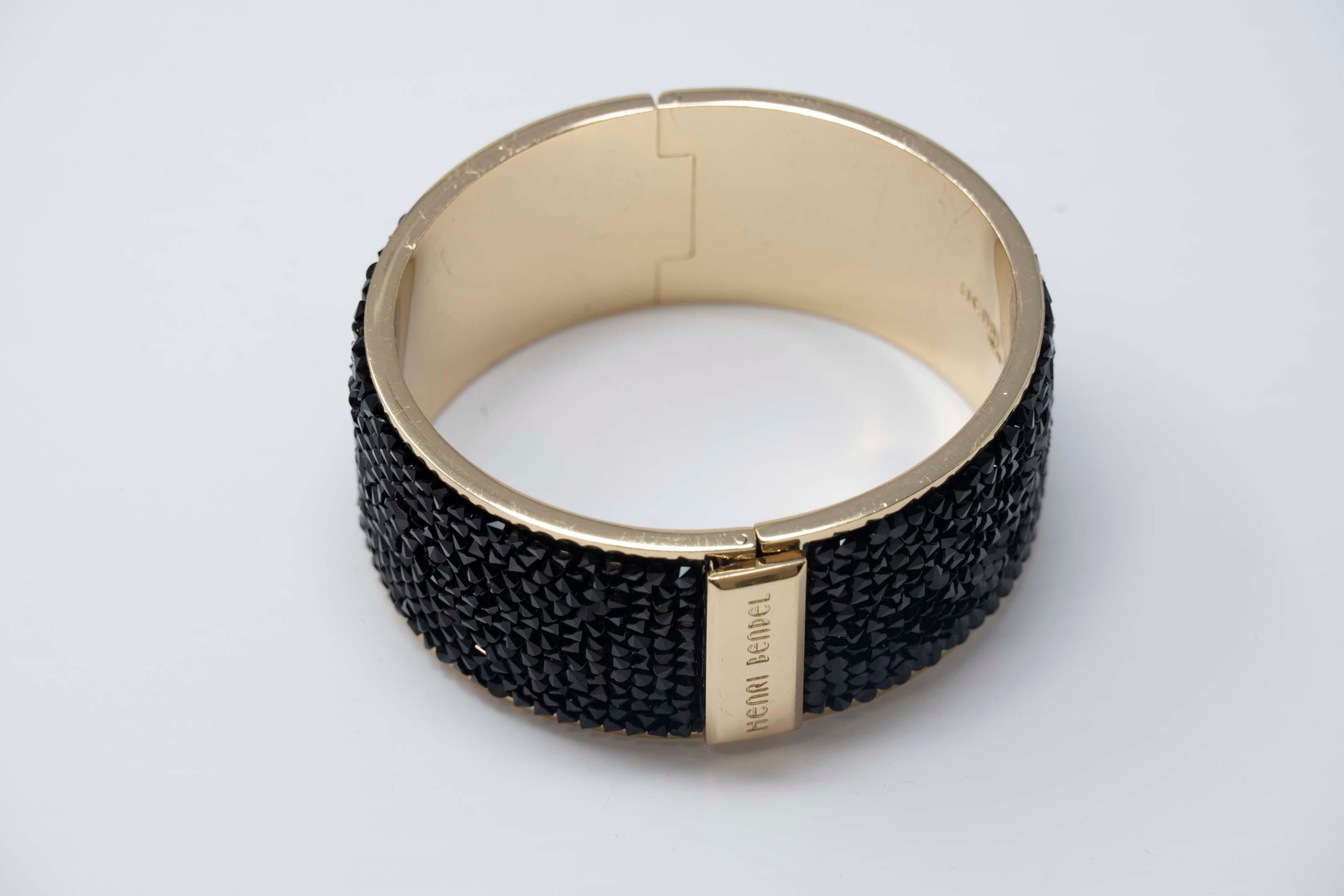 Henri Bendel NY goldfarbenes Armband mit Kristallpflasterstein. Das Armband misst 2 1/2 Zoll im Durchmesser an der breitesten Stelle und 1 1/2 Zoll breit. Der Artikel ist auf der Innenseite gestempelt und in ausgezeichnetem Zustand.
