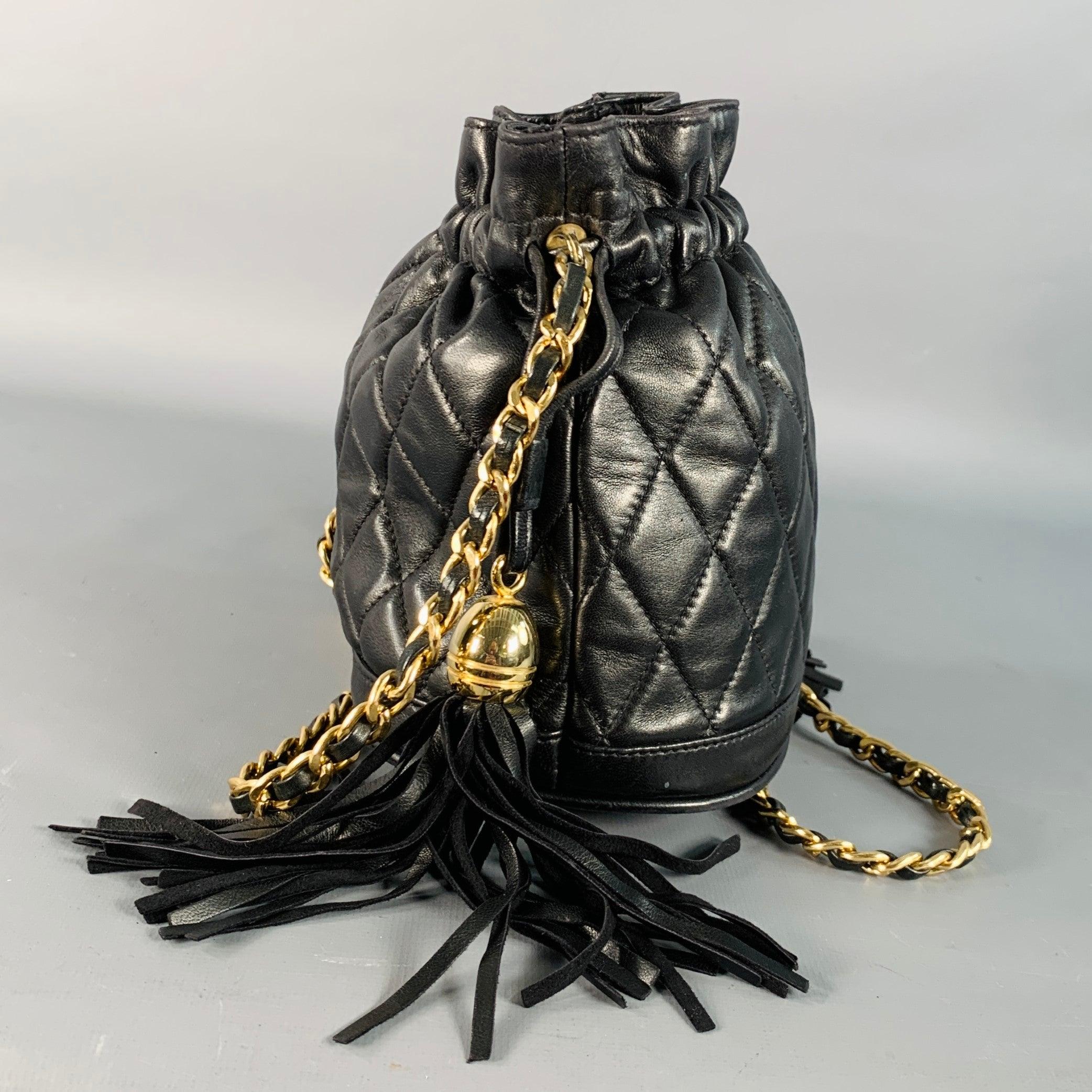 HENRY BENDEL Vintage Noir Or Cuir Matelassé Chain Crossbody Bucket Bag Pour femmes en vente
