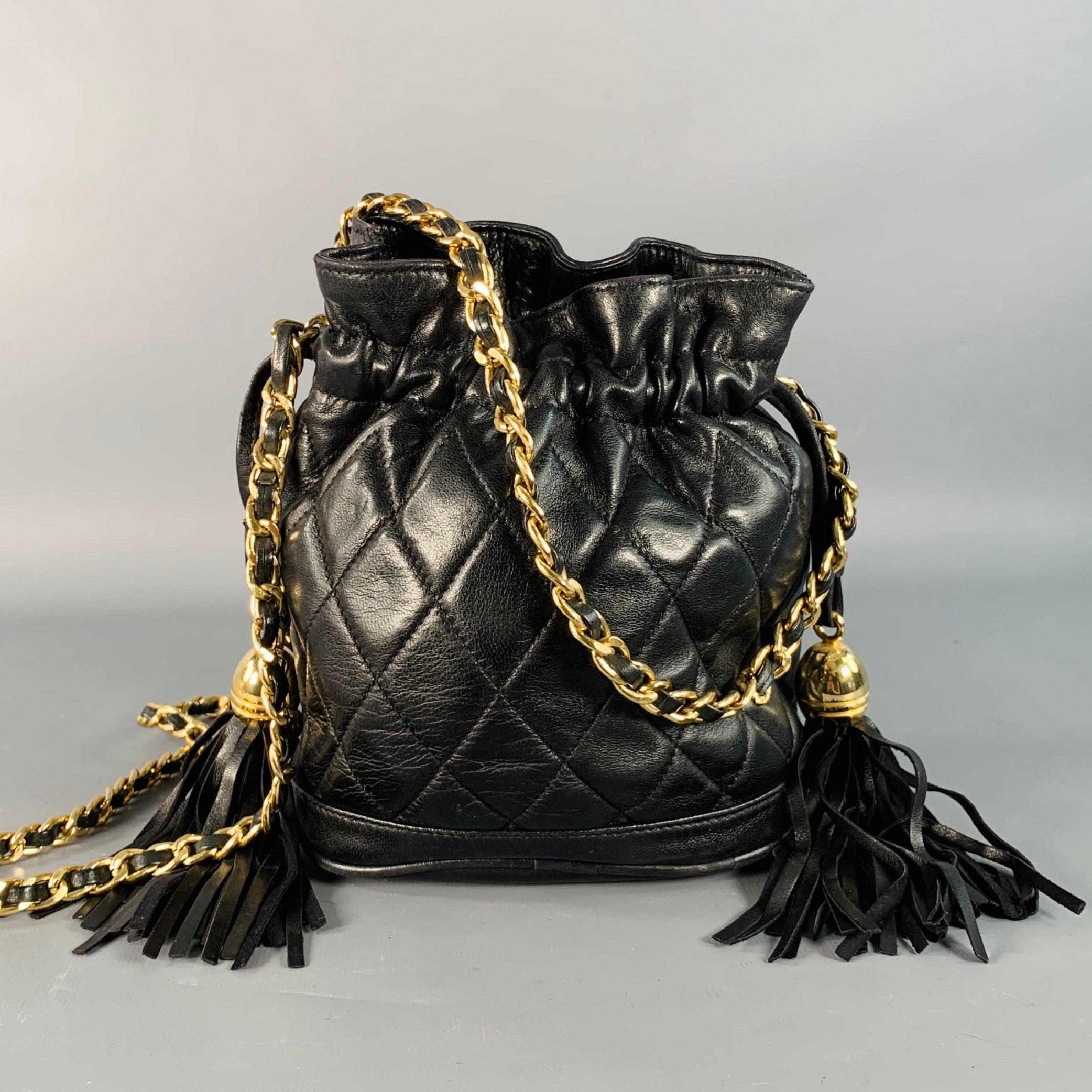 HENRY BENDEL Vintage Noir Or Cuir Matelassé Chain Crossbody Bucket Bag en vente 1