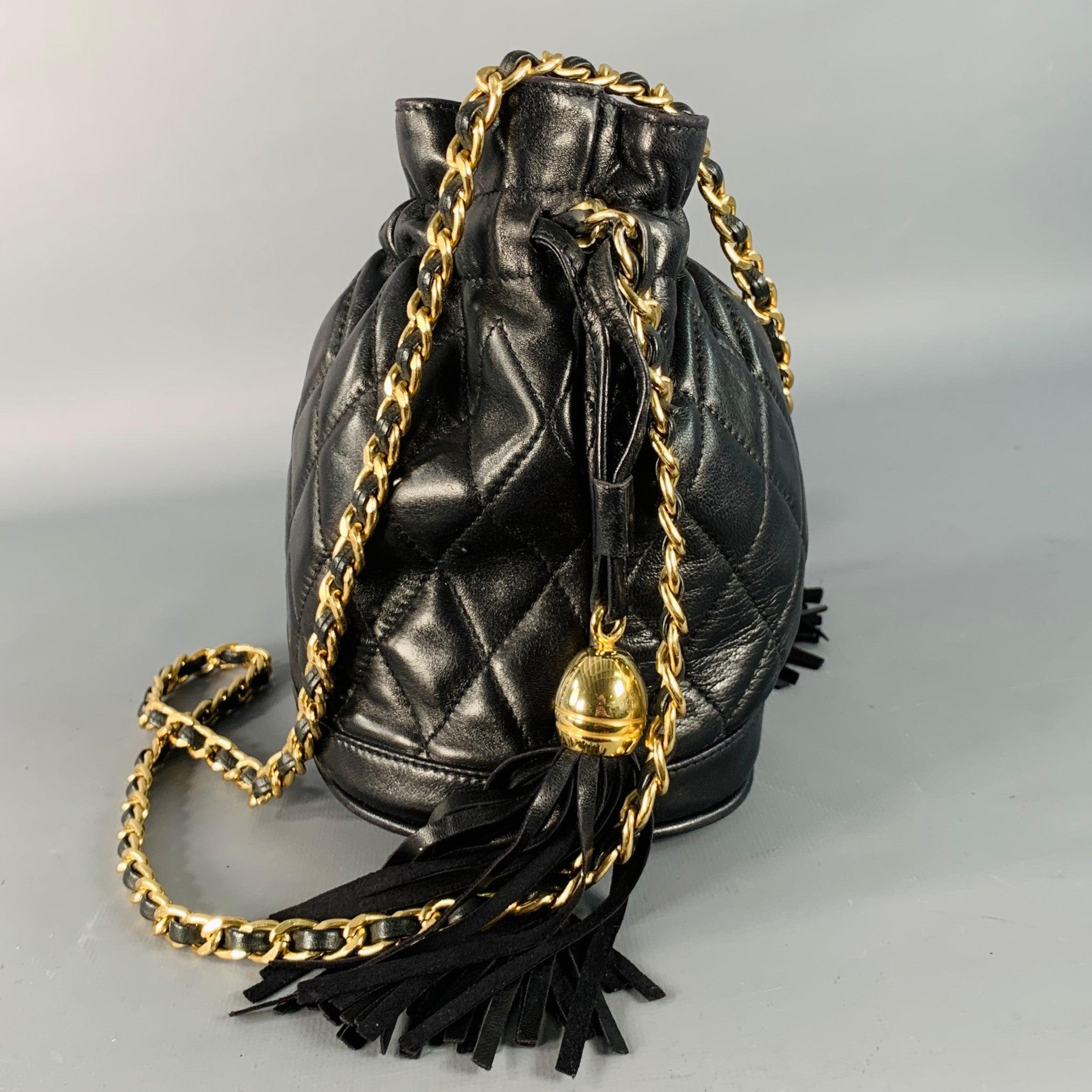 HENRY BENDEL Vintage Noir Or Cuir Matelassé Chain Crossbody Bucket Bag en vente 2