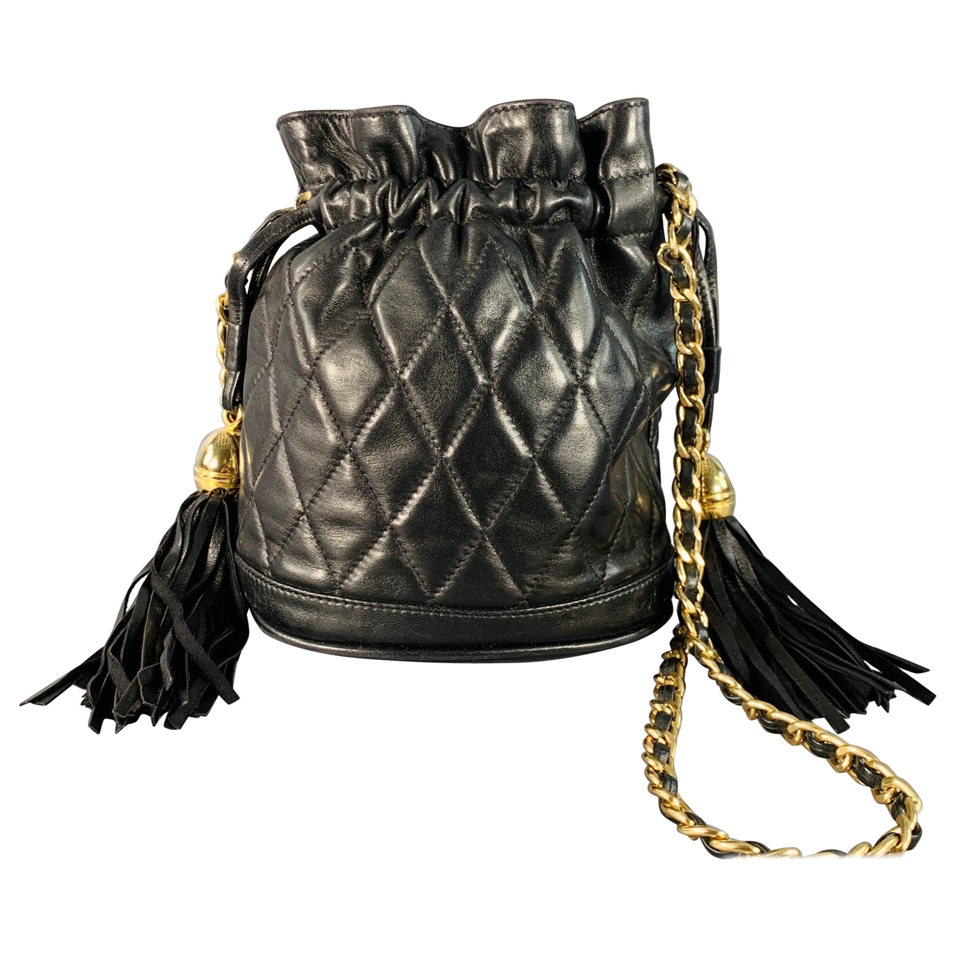 HENRY BENDEL Vintage Noir Or Cuir Matelassé Chain Crossbody Bucket Bag en vente