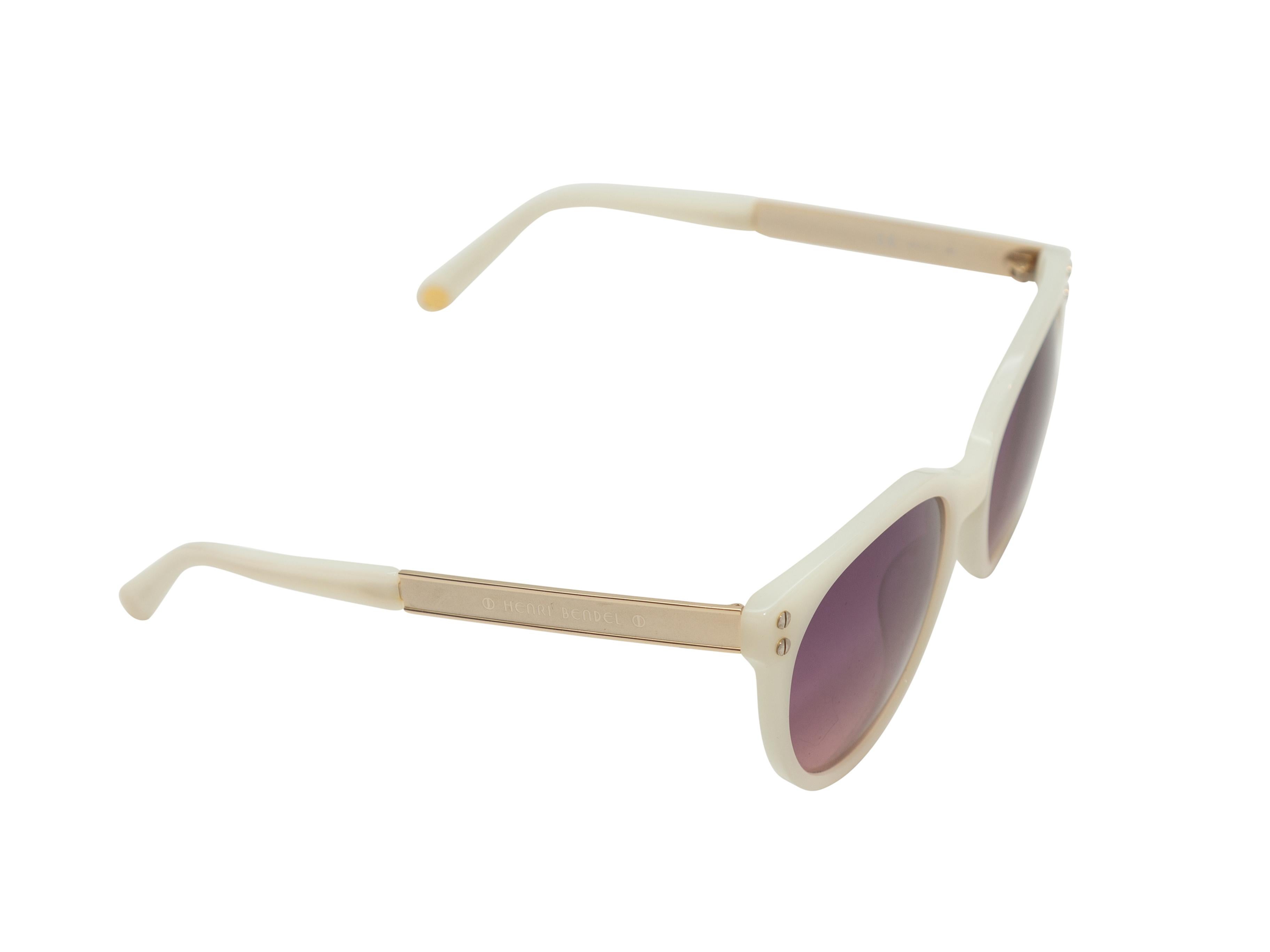 Einzelheiten zum Produkt: Weiße Sonnenbrille von Henri Bendel. Goldfarbene Verzierungen an den Armen. Lila getönte Gläser. 2
