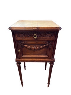 Table de chevet de style Louis XVI en noyer avec plateau en onyx, signée Henri Bonjour, Lyon, vers les années 1920