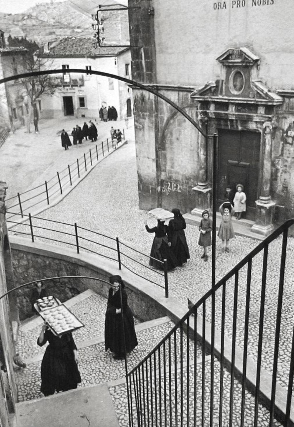 Henri Cartier-Bresson Black and White Photograph – Aquila Degli Abruzzi, Italien