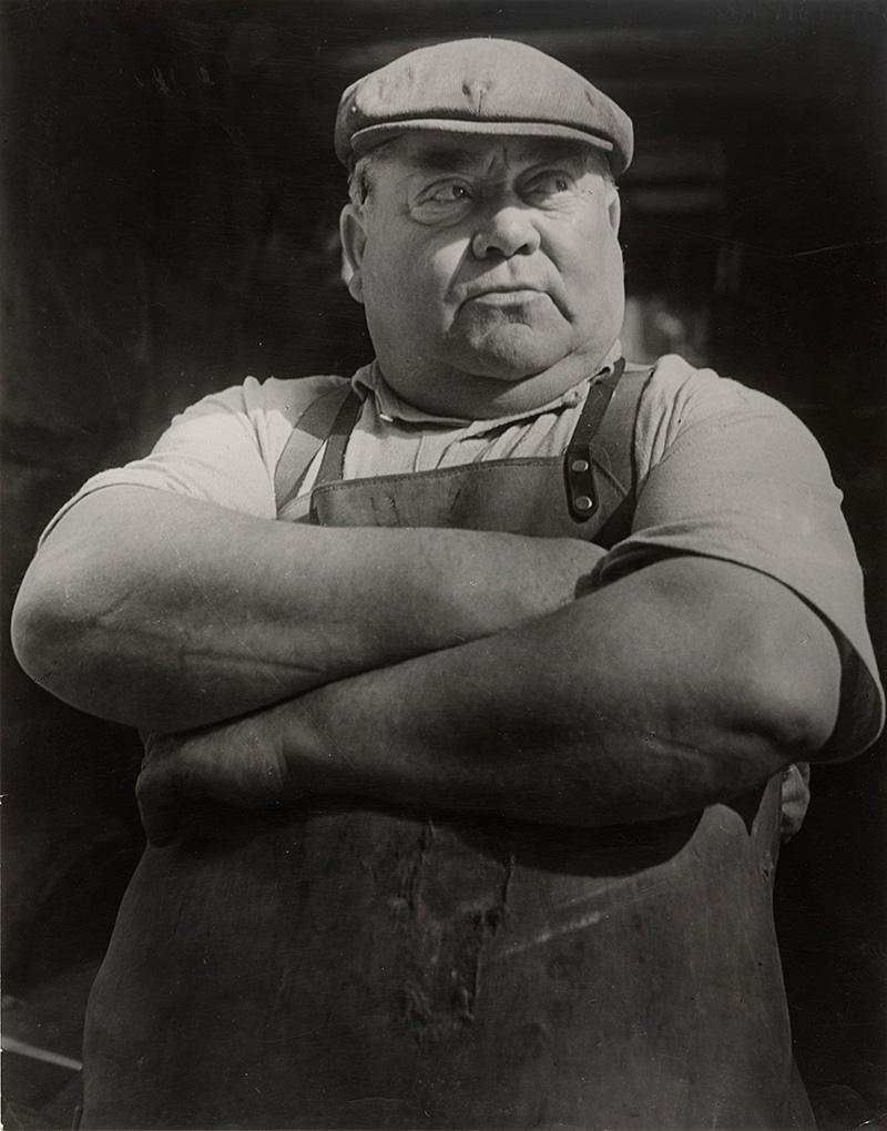 Black and White Photograph di Brassaï - Facchino del mercato, Les Halles