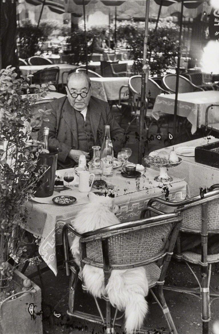 Auf dem Place Du Tertre, Montmartre, Paris, 1952 - Henri Cartier-Bresson 
Signiert und mit dem Blindstempel des Fotografen gestempelt
Silbergelatineabzug, später gedruckt
16 x 20 Zoll

Henri Cartier-Bresson (1908-2004), der wohl bedeutendste