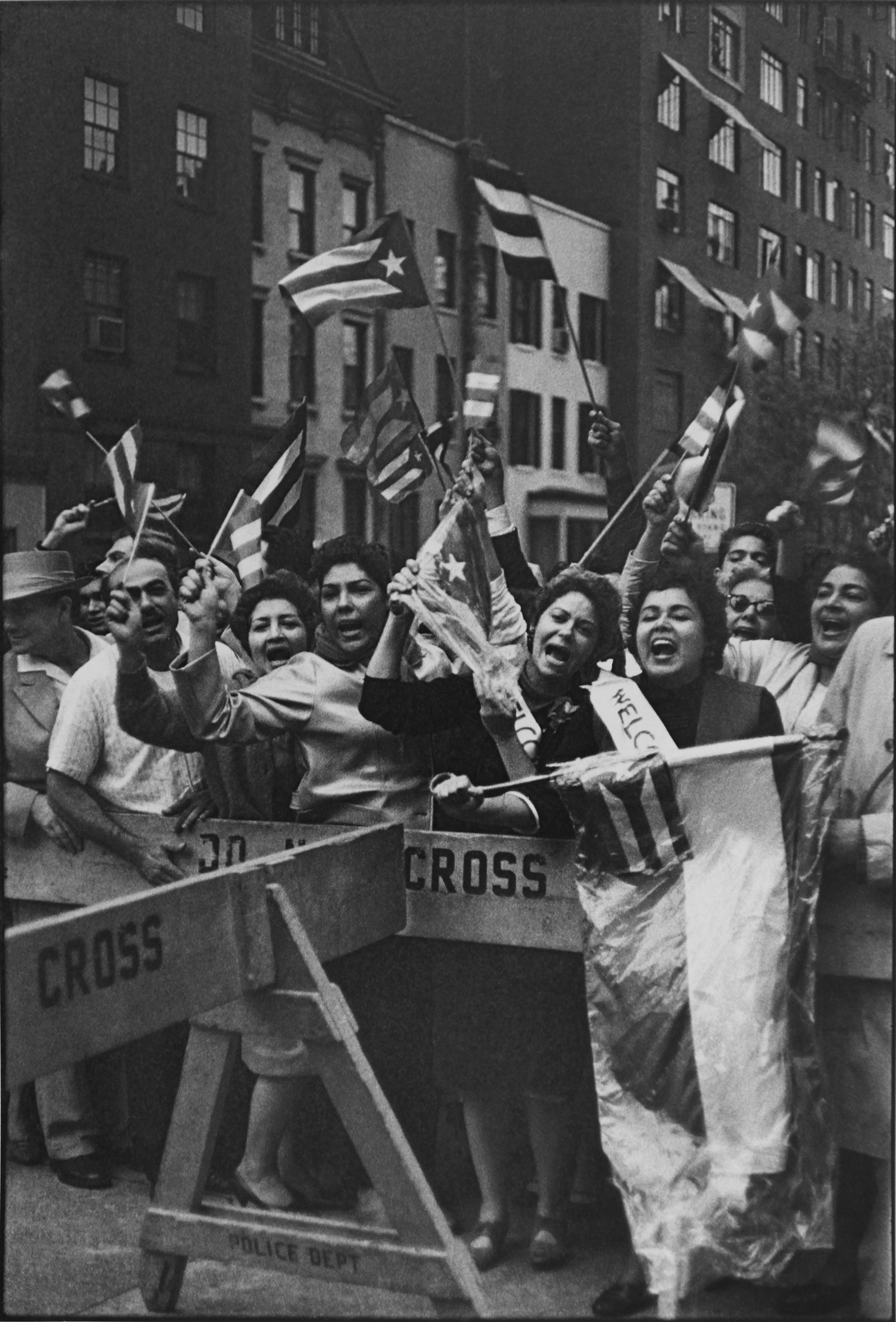 Manifestation pro Fidel Castro, New York, 1960 - Henri Cartier-Bresson
Signé et tamponné avec le cachet du photographe
Tirage à la gélatine argentique
14 x 9 1/2 pouces

Henri Cartier-Bresson (1908-2004), sans doute le photographe le plus important