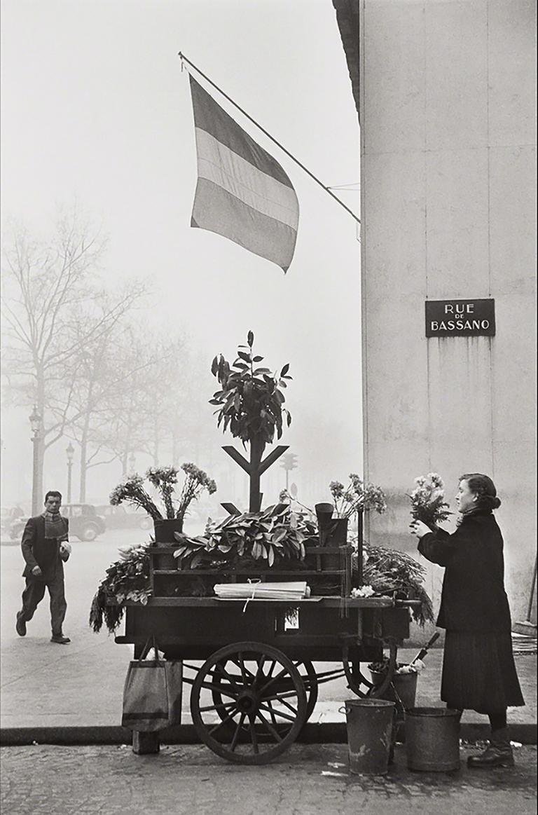 Rue De Bassano, 8. Arrondissement, Paris, 1953 - Henri Cartier-Bresson
Signiert und mit dem Blindstempel des Fotografen versehen
Silber-Gelatine-Druck
16 x 12 Zoll

Henri Cartier-Bresson (1908-2004), der wohl bedeutendste Fotograf des 20.