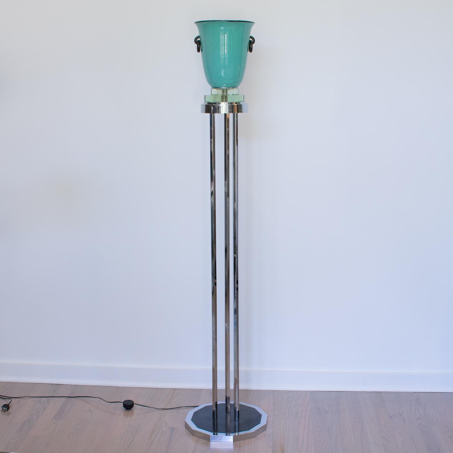 Ce magnifique et rare lampadaire ou torchère original en chrome et céramique de l'Art déco français a été conçu par Henri Chaumeil (1877-1944). Elle se compose d'une haute base en métal chromé avec trois pôles hexagonaux et une base à facettes en