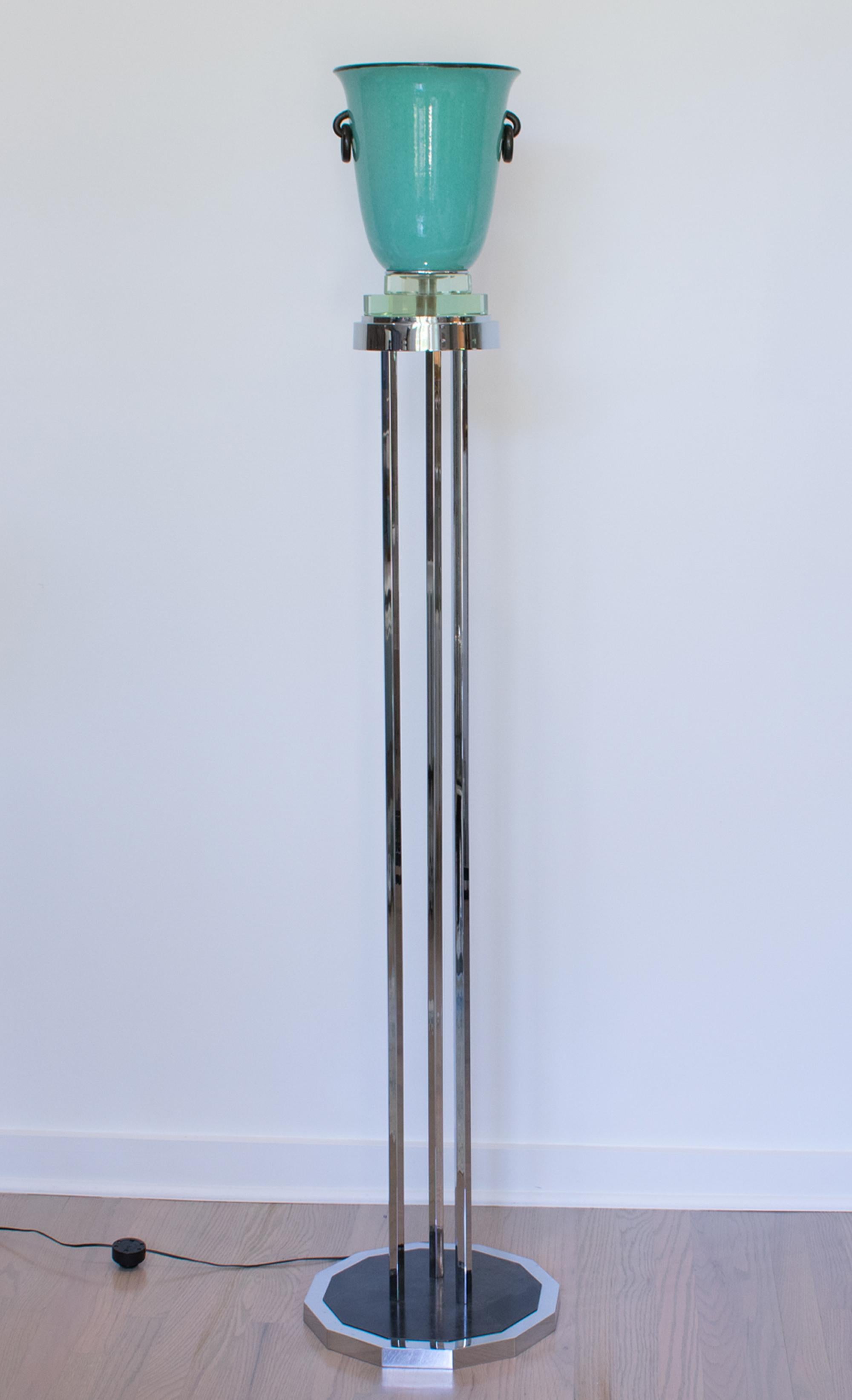 Esta hermosa y rara lámpara de pie o torchère (antorcha) original francesa Art Déco de cromo y cerámica fue diseñada por Henri Chaumeil (1877-1944). Presenta una base alta de metal cromado con tres postes hexagonales y una base facetada en cromo