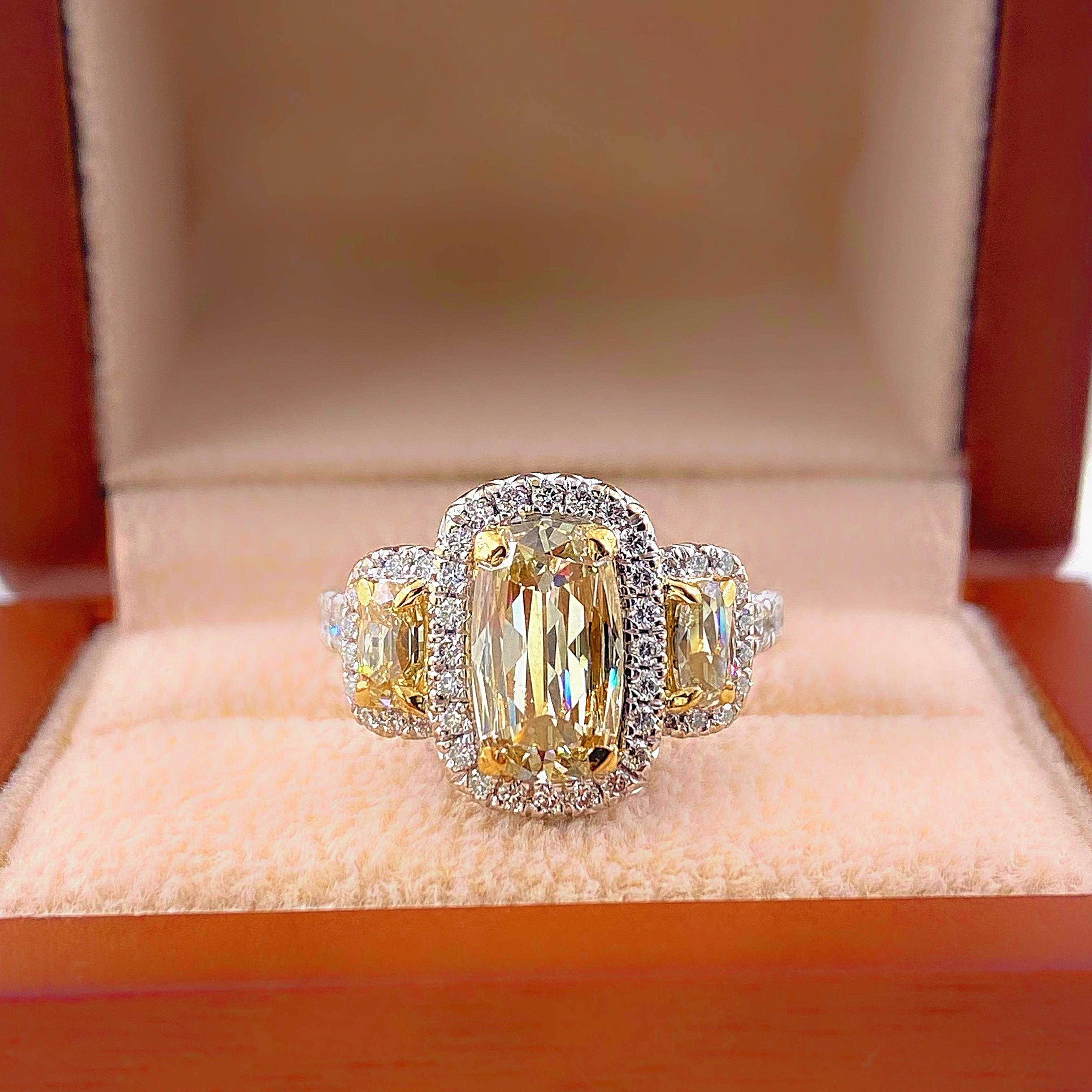 Henri Daussi Verlobungsring, 2,36 Tcw 3 Stein im Kissenschliff, Diamant 18kt Weißgold 1