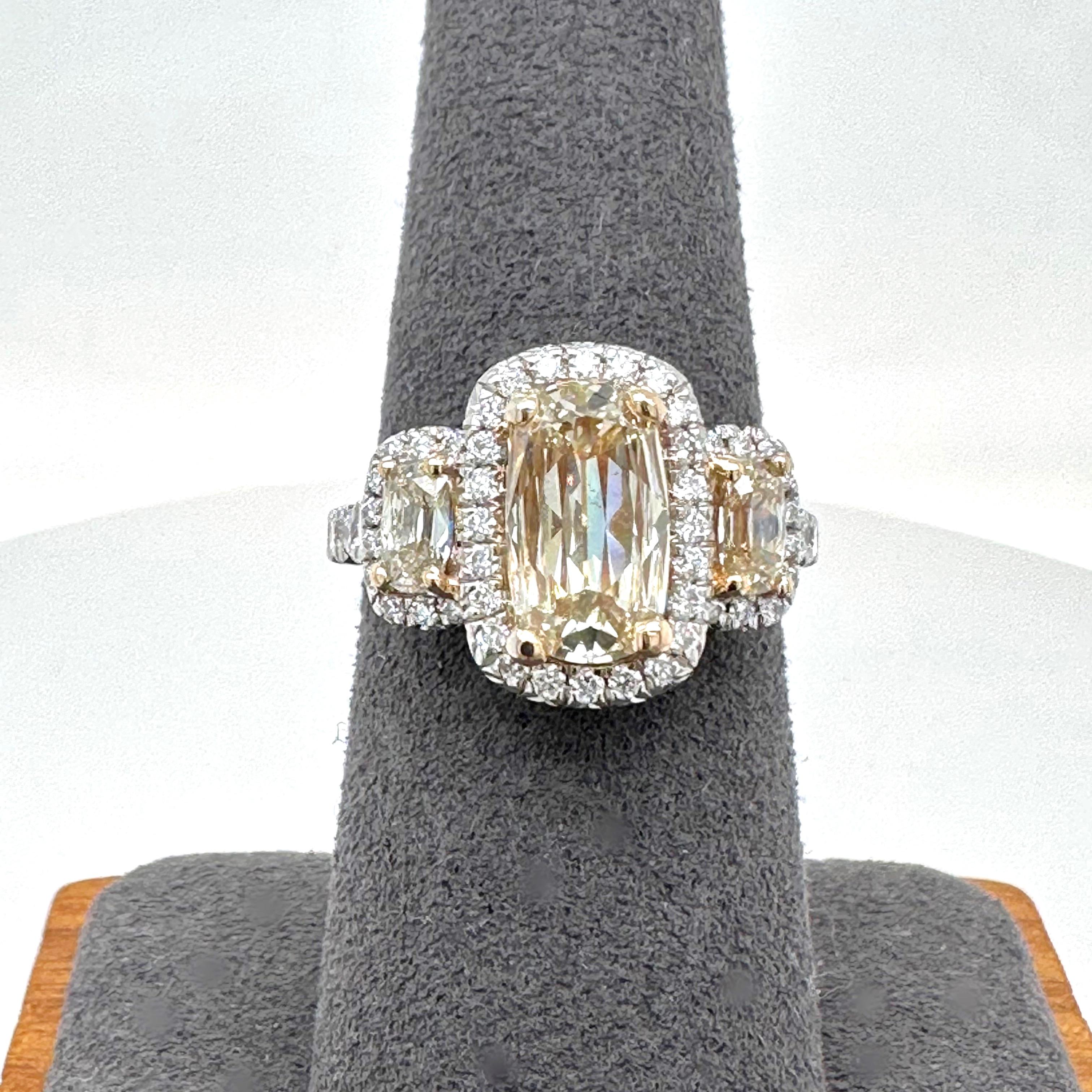 Henri Daussi Verlobungsring, 2,36 Tcw 3 Stein im Kissenschliff, Diamant 18kt Weißgold im Zustand „Hervorragend“ in San Diego, CA