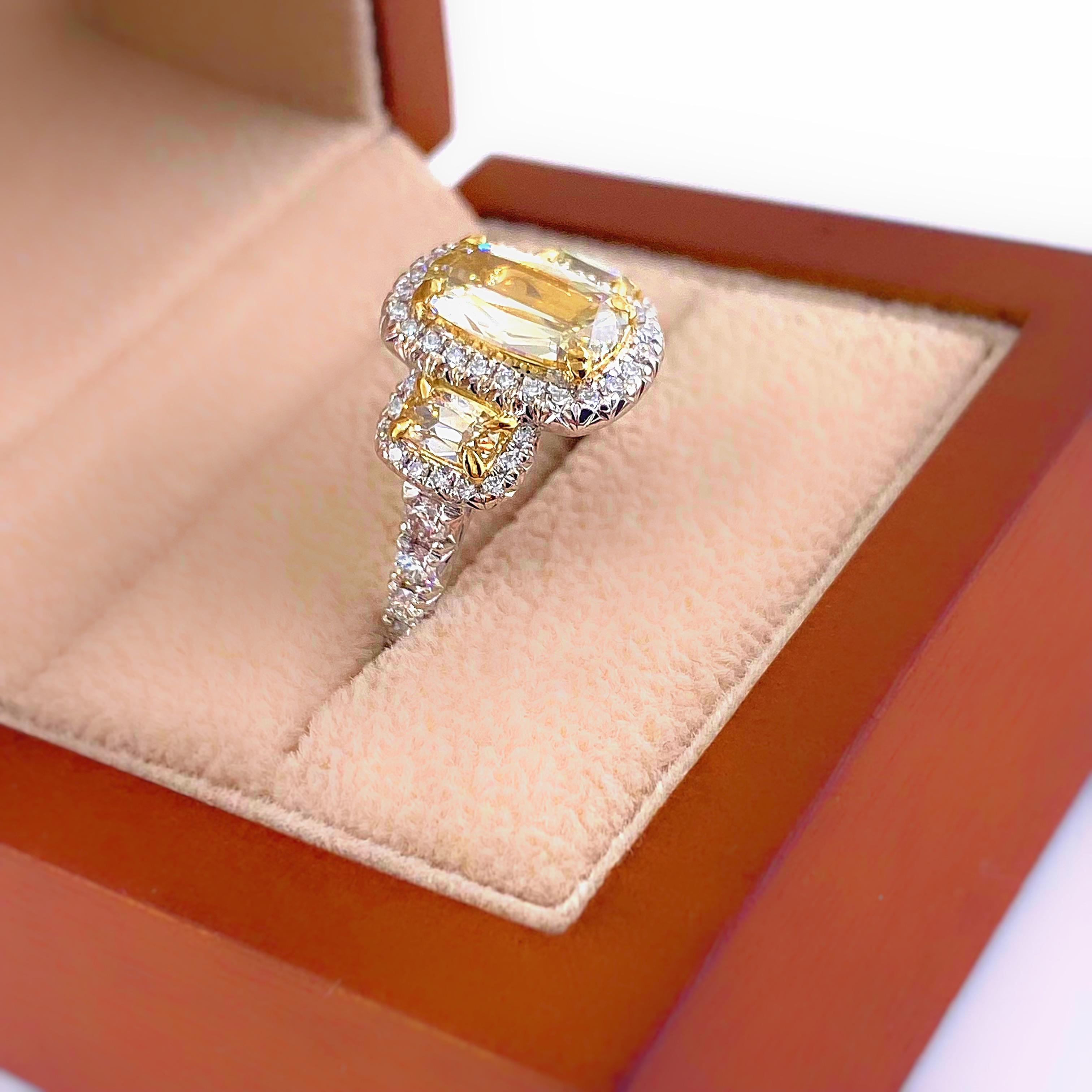 Henri Daussi Verlobungsring, 2,36 Tcw 3 Stein im Kissenschliff, Diamant 18kt Weißgold 3