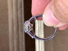 Henri Daussi 3.17ct Centre avec 0.49ct T.W. Bague de fiançailles à diamant latéral Trapez