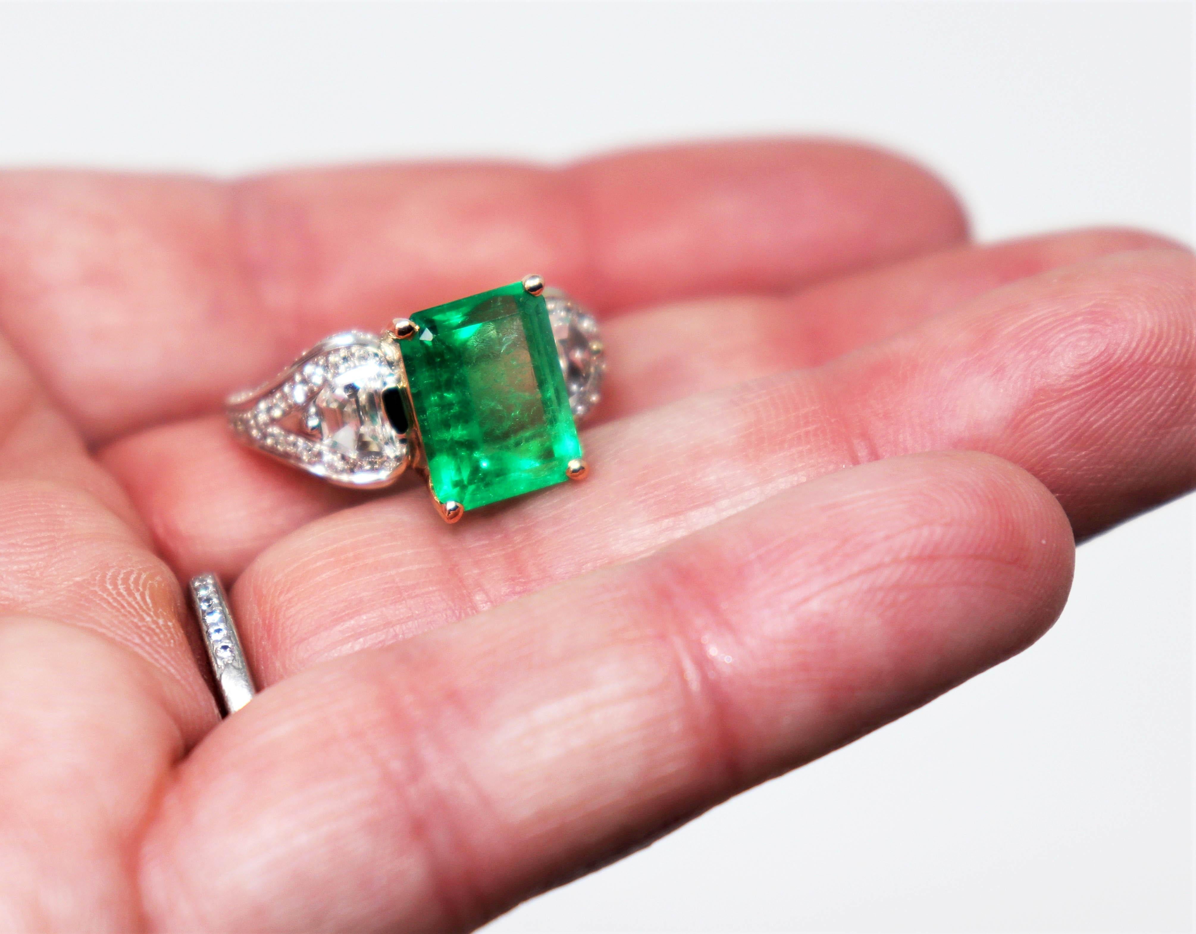 Henri Daussi: Drei-Stein-Ring mit 4,04 Karat Smaragd im Smaragdschliff im Angebot 7