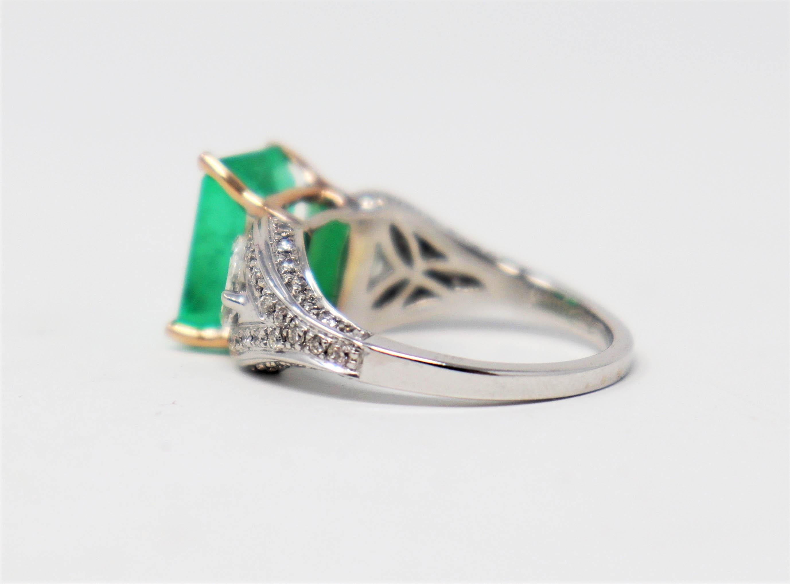 Henri Daussi: Drei-Stein-Ring mit 4,04 Karat Smaragd im Smaragdschliff Damen im Angebot