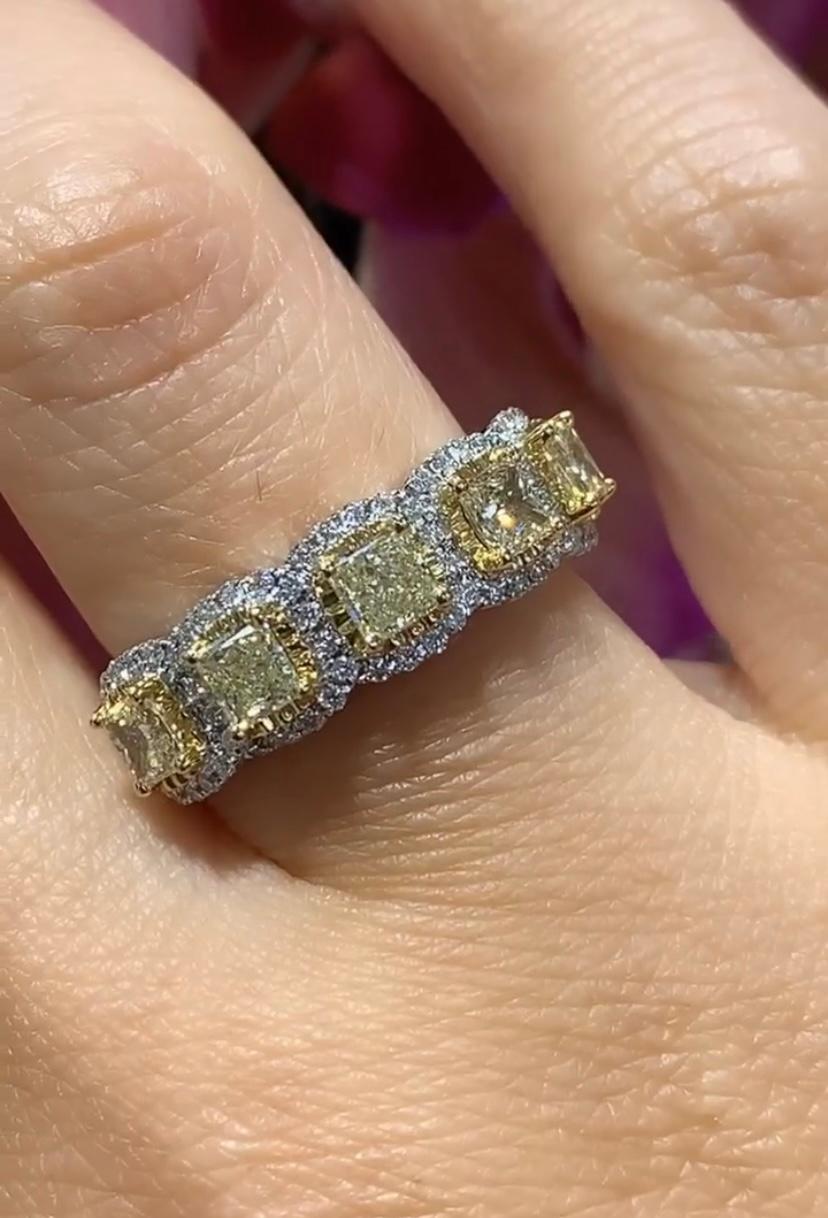 Taille princesse Henri Daussi Bague canari fantaisie  cinq pierres jaune clair de 1,39 carat poids total et diamants en vente