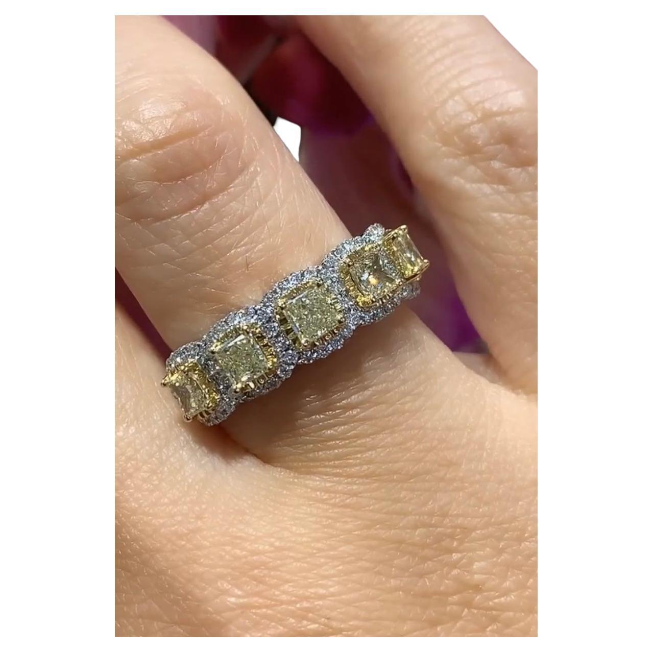 Henri Daussi Bague canari fantaisie  cinq pierres jaune clair de 1,39 carat poids total et diamants en vente